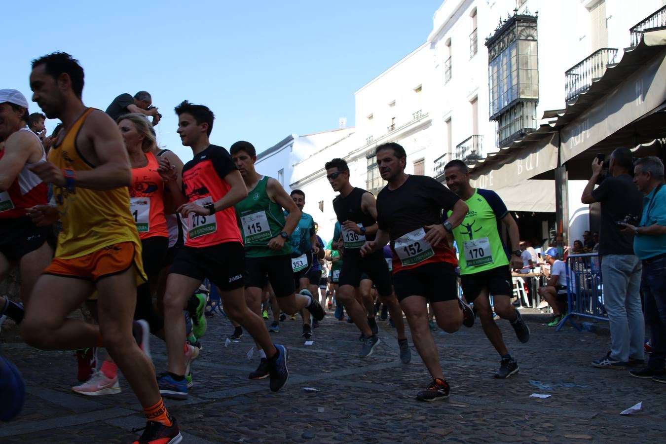La Plaza de España de Jerez de los Caballeros acogió, ayer, la XXI Carrera Popular y VIII Caminata por la Salud y Solidaridad, organizada por la Concejalía de Juventud y Deportes del Ayuntamiento de Jerez con el apoyo del Programa de Dinamización Deportiva de la Mancomunidad Sierra Suroeste. Esta edición congregó a más de 250 participantes entre todas las categorías y se recaudaron 84 kilos de alimentos y 75 euros destinados a Cruz Roja en Jerez. La citada prueba se consagra, año tras año, como una de las citas deportivas ineludibles y más esperadas por los jerezanos y jerezanas. 