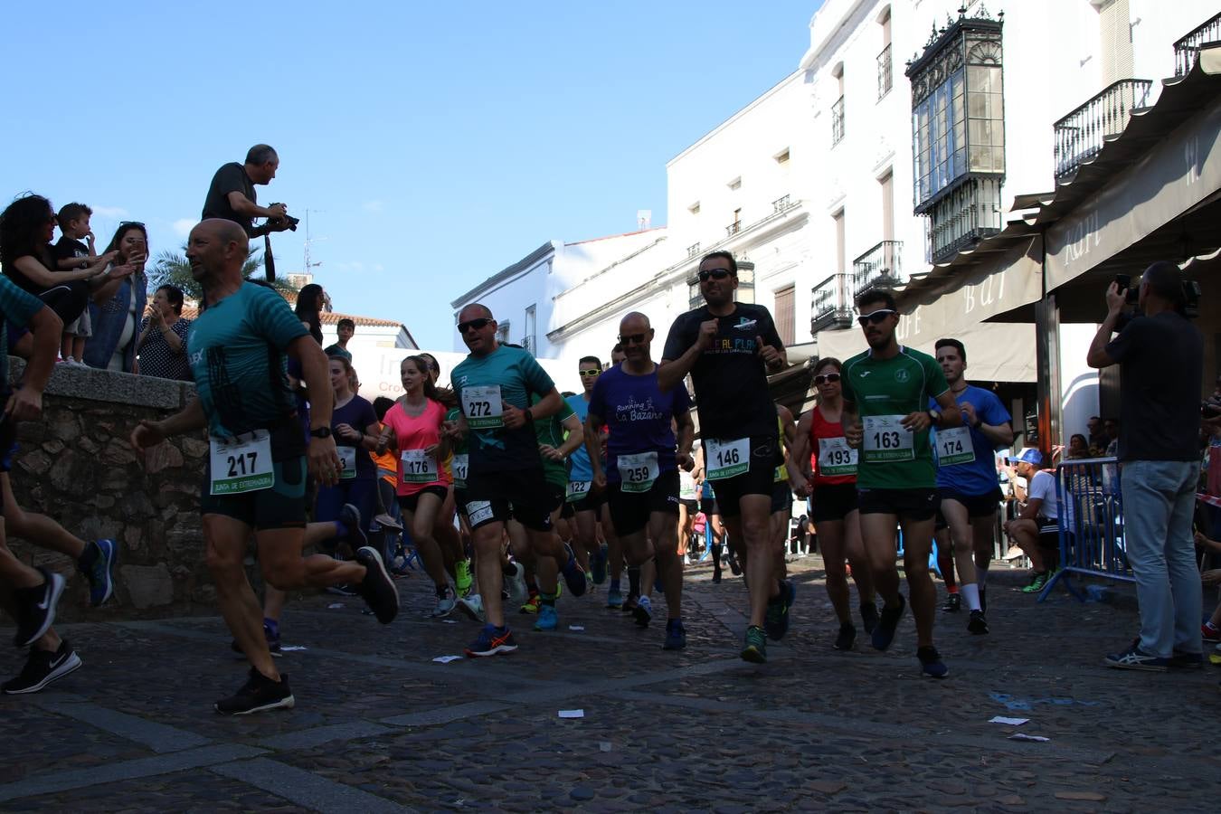 La Plaza de España de Jerez de los Caballeros acogió, ayer, la XXI Carrera Popular y VIII Caminata por la Salud y Solidaridad, organizada por la Concejalía de Juventud y Deportes del Ayuntamiento de Jerez con el apoyo del Programa de Dinamización Deportiva de la Mancomunidad Sierra Suroeste. Esta edición congregó a más de 250 participantes entre todas las categorías y se recaudaron 84 kilos de alimentos y 75 euros destinados a Cruz Roja en Jerez. La citada prueba se consagra, año tras año, como una de las citas deportivas ineludibles y más esperadas por los jerezanos y jerezanas. 