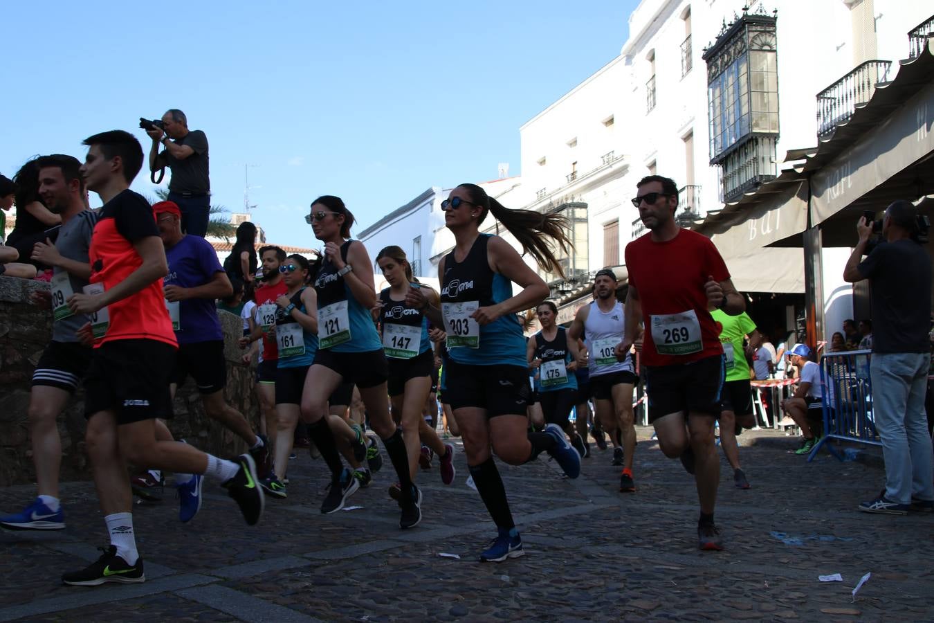 La Plaza de España de Jerez de los Caballeros acogió, ayer, la XXI Carrera Popular y VIII Caminata por la Salud y Solidaridad, organizada por la Concejalía de Juventud y Deportes del Ayuntamiento de Jerez con el apoyo del Programa de Dinamización Deportiva de la Mancomunidad Sierra Suroeste. Esta edición congregó a más de 250 participantes entre todas las categorías y se recaudaron 84 kilos de alimentos y 75 euros destinados a Cruz Roja en Jerez. La citada prueba se consagra, año tras año, como una de las citas deportivas ineludibles y más esperadas por los jerezanos y jerezanas. 