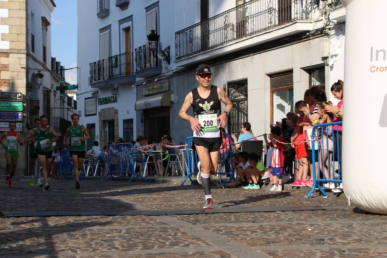 La Plaza de España de Jerez de los Caballeros acogió, ayer, la XXI Carrera Popular y VIII Caminata por la Salud y Solidaridad, organizada por la Concejalía de Juventud y Deportes del Ayuntamiento de Jerez con el apoyo del Programa de Dinamización Deportiva de la Mancomunidad Sierra Suroeste. Esta edición congregó a más de 250 participantes entre todas las categorías y se recaudaron 84 kilos de alimentos y 75 euros destinados a Cruz Roja en Jerez. La citada prueba se consagra, año tras año, como una de las citas deportivas ineludibles y más esperadas por los jerezanos y jerezanas. 