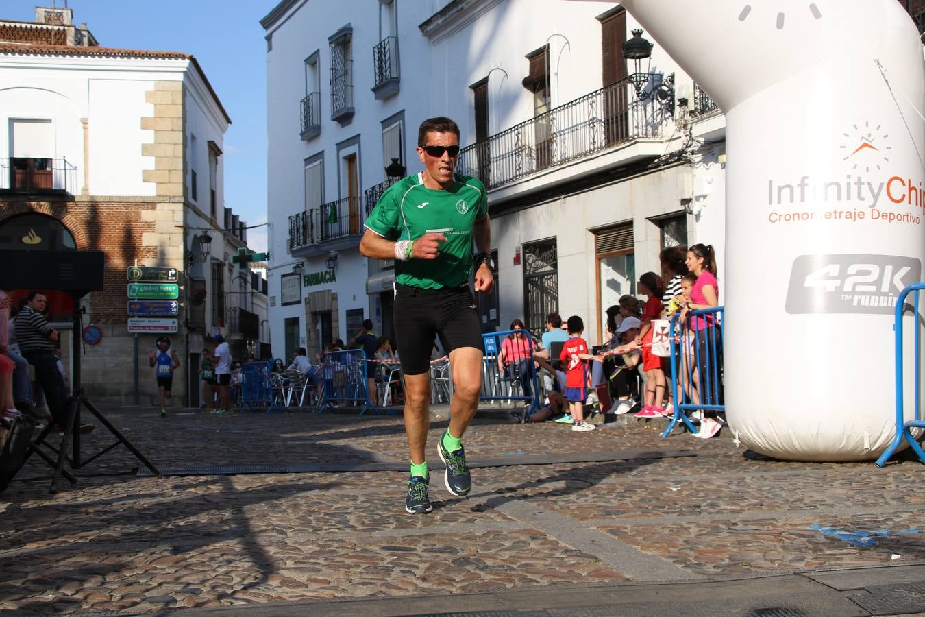 La Plaza de España de Jerez de los Caballeros acogió, ayer, la XXI Carrera Popular y VIII Caminata por la Salud y Solidaridad, organizada por la Concejalía de Juventud y Deportes del Ayuntamiento de Jerez con el apoyo del Programa de Dinamización Deportiva de la Mancomunidad Sierra Suroeste. Esta edición congregó a más de 250 participantes entre todas las categorías y se recaudaron 84 kilos de alimentos y 75 euros destinados a Cruz Roja en Jerez. La citada prueba se consagra, año tras año, como una de las citas deportivas ineludibles y más esperadas por los jerezanos y jerezanas. 