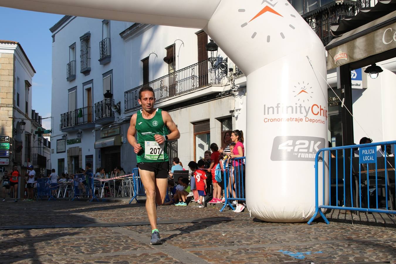 La Plaza de España de Jerez de los Caballeros acogió, ayer, la XXI Carrera Popular y VIII Caminata por la Salud y Solidaridad, organizada por la Concejalía de Juventud y Deportes del Ayuntamiento de Jerez con el apoyo del Programa de Dinamización Deportiva de la Mancomunidad Sierra Suroeste. Esta edición congregó a más de 250 participantes entre todas las categorías y se recaudaron 84 kilos de alimentos y 75 euros destinados a Cruz Roja en Jerez. La citada prueba se consagra, año tras año, como una de las citas deportivas ineludibles y más esperadas por los jerezanos y jerezanas. 