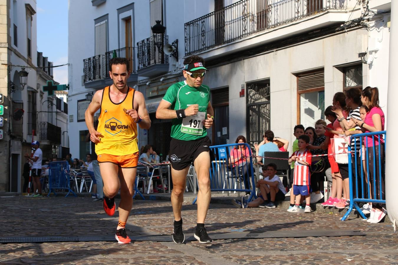 La Plaza de España de Jerez de los Caballeros acogió, ayer, la XXI Carrera Popular y VIII Caminata por la Salud y Solidaridad, organizada por la Concejalía de Juventud y Deportes del Ayuntamiento de Jerez con el apoyo del Programa de Dinamización Deportiva de la Mancomunidad Sierra Suroeste. Esta edición congregó a más de 250 participantes entre todas las categorías y se recaudaron 84 kilos de alimentos y 75 euros destinados a Cruz Roja en Jerez. La citada prueba se consagra, año tras año, como una de las citas deportivas ineludibles y más esperadas por los jerezanos y jerezanas. 