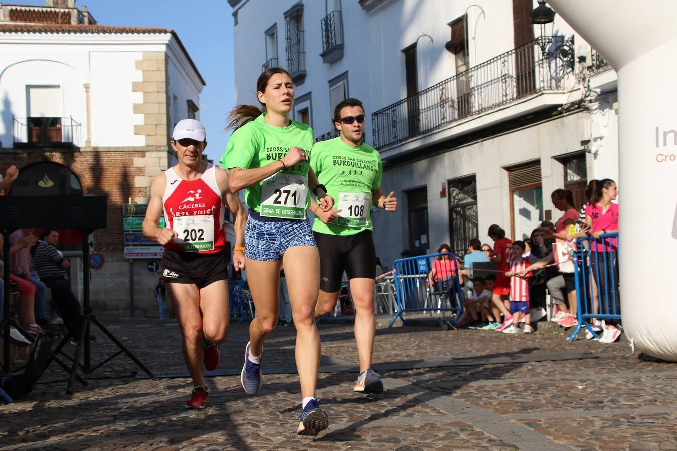 La Plaza de España de Jerez de los Caballeros acogió, ayer, la XXI Carrera Popular y VIII Caminata por la Salud y Solidaridad, organizada por la Concejalía de Juventud y Deportes del Ayuntamiento de Jerez con el apoyo del Programa de Dinamización Deportiva de la Mancomunidad Sierra Suroeste. Esta edición congregó a más de 250 participantes entre todas las categorías y se recaudaron 84 kilos de alimentos y 75 euros destinados a Cruz Roja en Jerez. La citada prueba se consagra, año tras año, como una de las citas deportivas ineludibles y más esperadas por los jerezanos y jerezanas. 