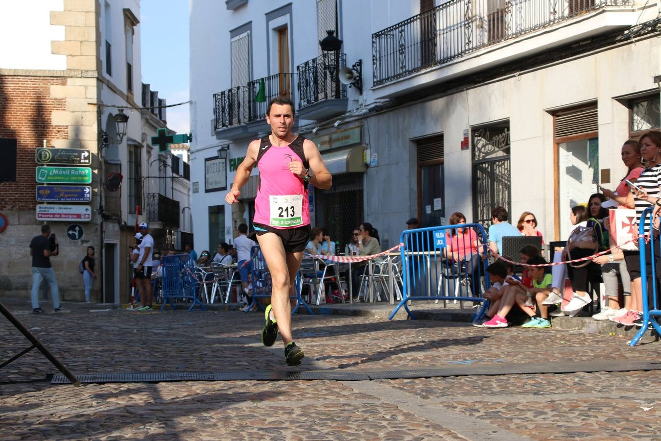 La Plaza de España de Jerez de los Caballeros acogió, ayer, la XXI Carrera Popular y VIII Caminata por la Salud y Solidaridad, organizada por la Concejalía de Juventud y Deportes del Ayuntamiento de Jerez con el apoyo del Programa de Dinamización Deportiva de la Mancomunidad Sierra Suroeste. Esta edición congregó a más de 250 participantes entre todas las categorías y se recaudaron 84 kilos de alimentos y 75 euros destinados a Cruz Roja en Jerez. La citada prueba se consagra, año tras año, como una de las citas deportivas ineludibles y más esperadas por los jerezanos y jerezanas. 