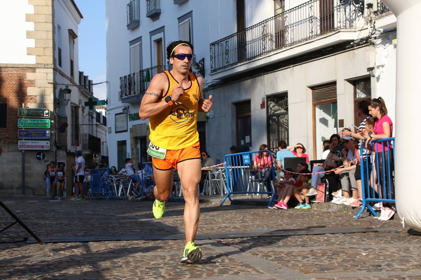 La Plaza de España de Jerez de los Caballeros acogió, ayer, la XXI Carrera Popular y VIII Caminata por la Salud y Solidaridad, organizada por la Concejalía de Juventud y Deportes del Ayuntamiento de Jerez con el apoyo del Programa de Dinamización Deportiva de la Mancomunidad Sierra Suroeste. Esta edición congregó a más de 250 participantes entre todas las categorías y se recaudaron 84 kilos de alimentos y 75 euros destinados a Cruz Roja en Jerez. La citada prueba se consagra, año tras año, como una de las citas deportivas ineludibles y más esperadas por los jerezanos y jerezanas. 