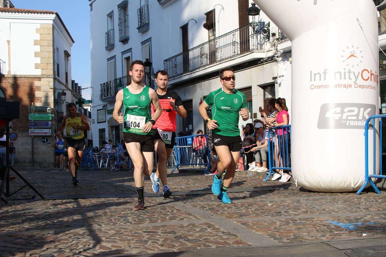 La Plaza de España de Jerez de los Caballeros acogió, ayer, la XXI Carrera Popular y VIII Caminata por la Salud y Solidaridad, organizada por la Concejalía de Juventud y Deportes del Ayuntamiento de Jerez con el apoyo del Programa de Dinamización Deportiva de la Mancomunidad Sierra Suroeste. Esta edición congregó a más de 250 participantes entre todas las categorías y se recaudaron 84 kilos de alimentos y 75 euros destinados a Cruz Roja en Jerez. La citada prueba se consagra, año tras año, como una de las citas deportivas ineludibles y más esperadas por los jerezanos y jerezanas. 