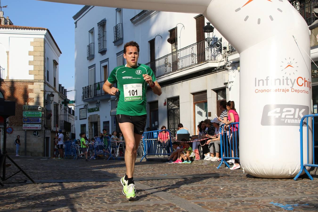 La Plaza de España de Jerez de los Caballeros acogió, ayer, la XXI Carrera Popular y VIII Caminata por la Salud y Solidaridad, organizada por la Concejalía de Juventud y Deportes del Ayuntamiento de Jerez con el apoyo del Programa de Dinamización Deportiva de la Mancomunidad Sierra Suroeste. Esta edición congregó a más de 250 participantes entre todas las categorías y se recaudaron 84 kilos de alimentos y 75 euros destinados a Cruz Roja en Jerez. La citada prueba se consagra, año tras año, como una de las citas deportivas ineludibles y más esperadas por los jerezanos y jerezanas. 