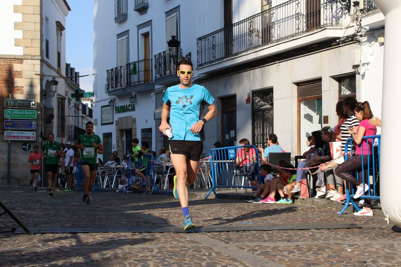 La Plaza de España de Jerez de los Caballeros acogió, ayer, la XXI Carrera Popular y VIII Caminata por la Salud y Solidaridad, organizada por la Concejalía de Juventud y Deportes del Ayuntamiento de Jerez con el apoyo del Programa de Dinamización Deportiva de la Mancomunidad Sierra Suroeste. Esta edición congregó a más de 250 participantes entre todas las categorías y se recaudaron 84 kilos de alimentos y 75 euros destinados a Cruz Roja en Jerez. La citada prueba se consagra, año tras año, como una de las citas deportivas ineludibles y más esperadas por los jerezanos y jerezanas. 