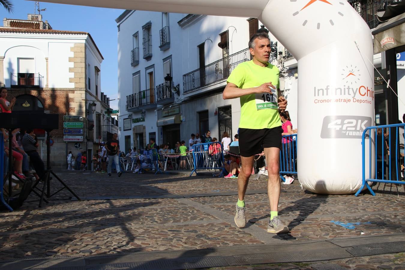 La Plaza de España de Jerez de los Caballeros acogió, ayer, la XXI Carrera Popular y VIII Caminata por la Salud y Solidaridad, organizada por la Concejalía de Juventud y Deportes del Ayuntamiento de Jerez con el apoyo del Programa de Dinamización Deportiva de la Mancomunidad Sierra Suroeste. Esta edición congregó a más de 250 participantes entre todas las categorías y se recaudaron 84 kilos de alimentos y 75 euros destinados a Cruz Roja en Jerez. La citada prueba se consagra, año tras año, como una de las citas deportivas ineludibles y más esperadas por los jerezanos y jerezanas. 