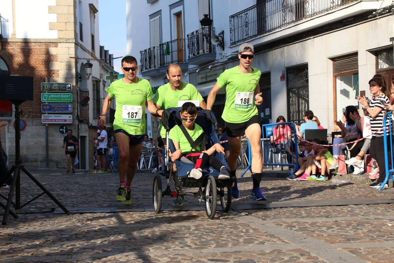 La Plaza de España de Jerez de los Caballeros acogió, ayer, la XXI Carrera Popular y VIII Caminata por la Salud y Solidaridad, organizada por la Concejalía de Juventud y Deportes del Ayuntamiento de Jerez con el apoyo del Programa de Dinamización Deportiva de la Mancomunidad Sierra Suroeste. Esta edición congregó a más de 250 participantes entre todas las categorías y se recaudaron 84 kilos de alimentos y 75 euros destinados a Cruz Roja en Jerez. La citada prueba se consagra, año tras año, como una de las citas deportivas ineludibles y más esperadas por los jerezanos y jerezanas. 