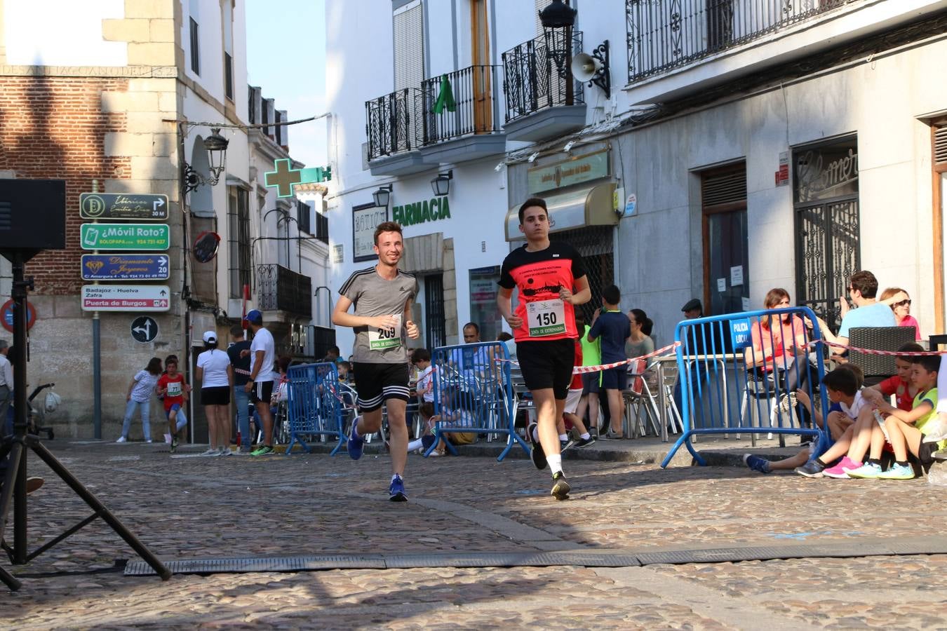 La Plaza de España de Jerez de los Caballeros acogió, ayer, la XXI Carrera Popular y VIII Caminata por la Salud y Solidaridad, organizada por la Concejalía de Juventud y Deportes del Ayuntamiento de Jerez con el apoyo del Programa de Dinamización Deportiva de la Mancomunidad Sierra Suroeste. Esta edición congregó a más de 250 participantes entre todas las categorías y se recaudaron 84 kilos de alimentos y 75 euros destinados a Cruz Roja en Jerez. La citada prueba se consagra, año tras año, como una de las citas deportivas ineludibles y más esperadas por los jerezanos y jerezanas. 