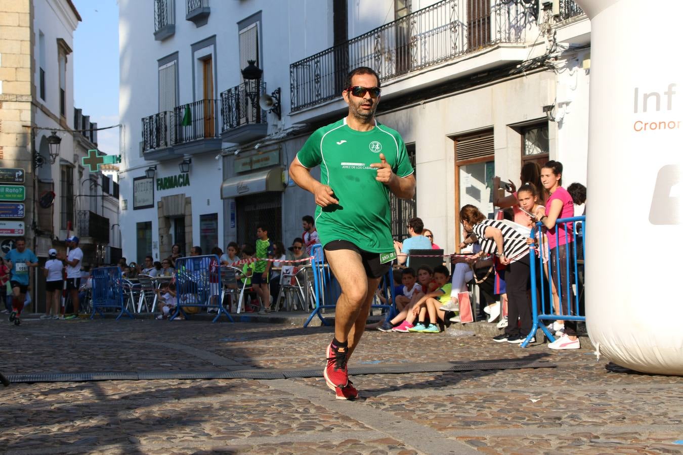 La Plaza de España de Jerez de los Caballeros acogió, ayer, la XXI Carrera Popular y VIII Caminata por la Salud y Solidaridad, organizada por la Concejalía de Juventud y Deportes del Ayuntamiento de Jerez con el apoyo del Programa de Dinamización Deportiva de la Mancomunidad Sierra Suroeste. Esta edición congregó a más de 250 participantes entre todas las categorías y se recaudaron 84 kilos de alimentos y 75 euros destinados a Cruz Roja en Jerez. La citada prueba se consagra, año tras año, como una de las citas deportivas ineludibles y más esperadas por los jerezanos y jerezanas. 