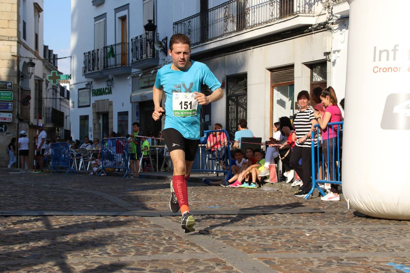 La Plaza de España de Jerez de los Caballeros acogió, ayer, la XXI Carrera Popular y VIII Caminata por la Salud y Solidaridad, organizada por la Concejalía de Juventud y Deportes del Ayuntamiento de Jerez con el apoyo del Programa de Dinamización Deportiva de la Mancomunidad Sierra Suroeste. Esta edición congregó a más de 250 participantes entre todas las categorías y se recaudaron 84 kilos de alimentos y 75 euros destinados a Cruz Roja en Jerez. La citada prueba se consagra, año tras año, como una de las citas deportivas ineludibles y más esperadas por los jerezanos y jerezanas. 