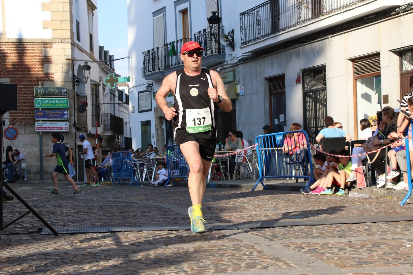 La Plaza de España de Jerez de los Caballeros acogió, ayer, la XXI Carrera Popular y VIII Caminata por la Salud y Solidaridad, organizada por la Concejalía de Juventud y Deportes del Ayuntamiento de Jerez con el apoyo del Programa de Dinamización Deportiva de la Mancomunidad Sierra Suroeste. Esta edición congregó a más de 250 participantes entre todas las categorías y se recaudaron 84 kilos de alimentos y 75 euros destinados a Cruz Roja en Jerez. La citada prueba se consagra, año tras año, como una de las citas deportivas ineludibles y más esperadas por los jerezanos y jerezanas. 