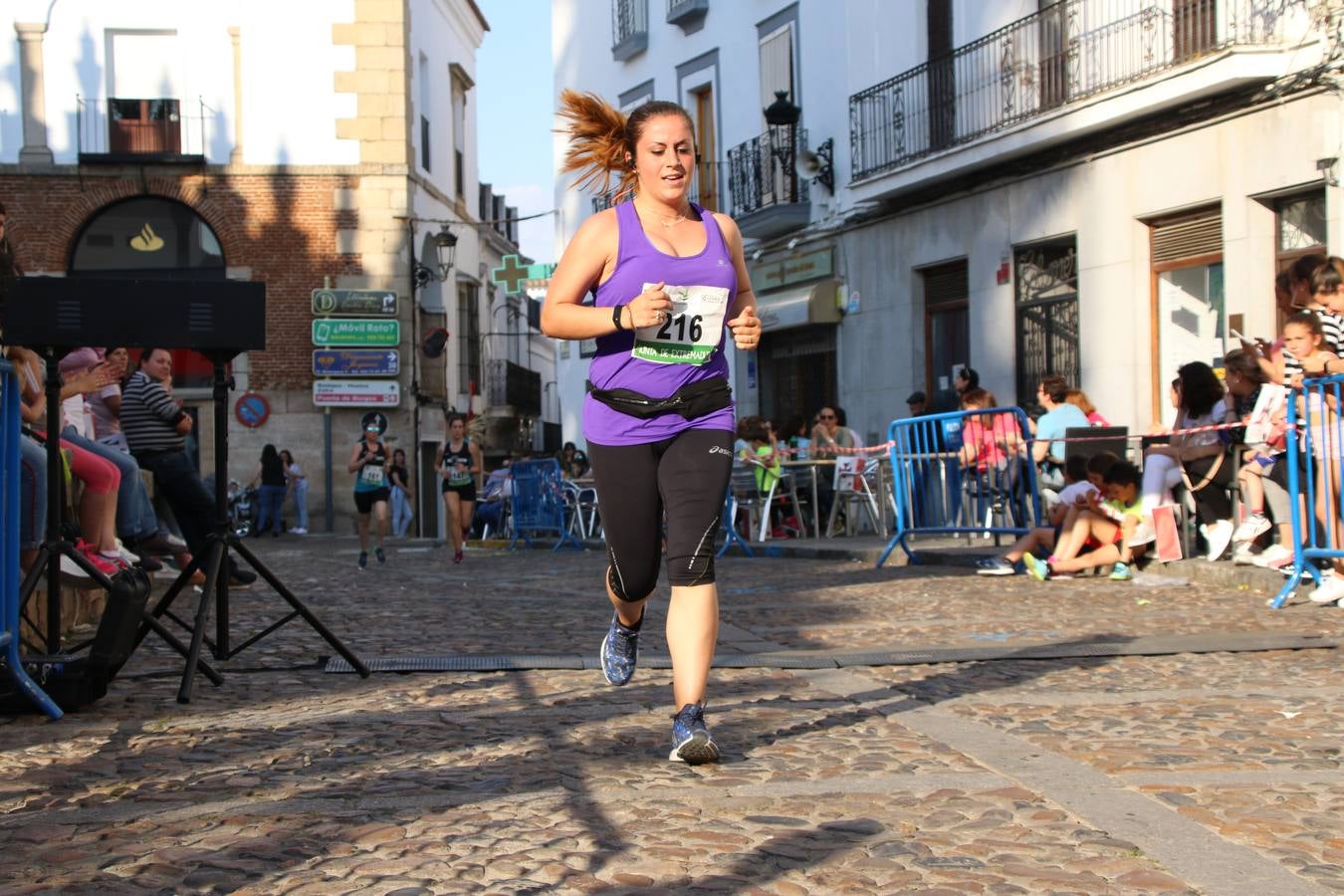 La Plaza de España de Jerez de los Caballeros acogió, ayer, la XXI Carrera Popular y VIII Caminata por la Salud y Solidaridad, organizada por la Concejalía de Juventud y Deportes del Ayuntamiento de Jerez con el apoyo del Programa de Dinamización Deportiva de la Mancomunidad Sierra Suroeste. Esta edición congregó a más de 250 participantes entre todas las categorías y se recaudaron 84 kilos de alimentos y 75 euros destinados a Cruz Roja en Jerez. La citada prueba se consagra, año tras año, como una de las citas deportivas ineludibles y más esperadas por los jerezanos y jerezanas. 