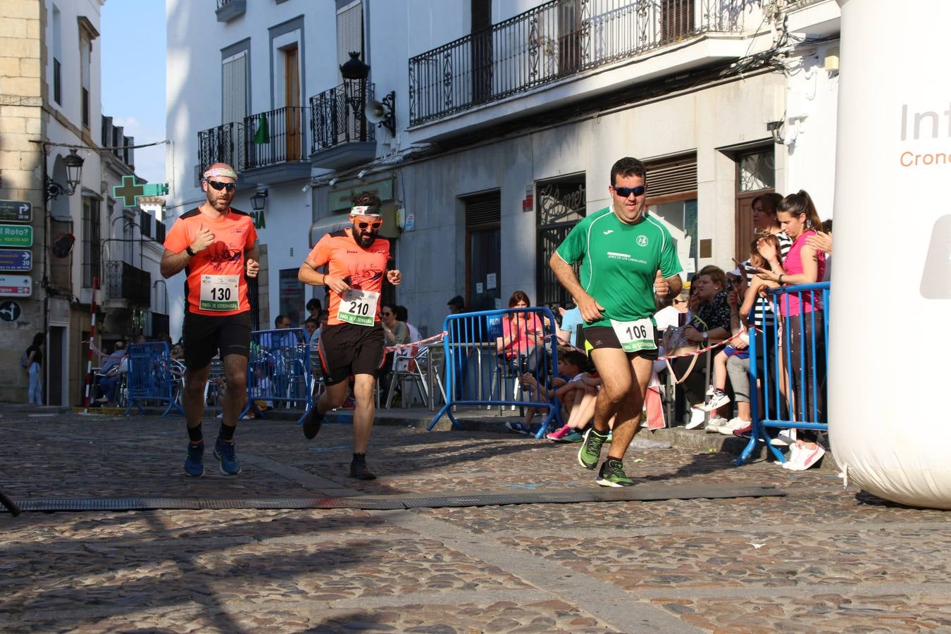 La Plaza de España de Jerez de los Caballeros acogió, ayer, la XXI Carrera Popular y VIII Caminata por la Salud y Solidaridad, organizada por la Concejalía de Juventud y Deportes del Ayuntamiento de Jerez con el apoyo del Programa de Dinamización Deportiva de la Mancomunidad Sierra Suroeste. Esta edición congregó a más de 250 participantes entre todas las categorías y se recaudaron 84 kilos de alimentos y 75 euros destinados a Cruz Roja en Jerez. La citada prueba se consagra, año tras año, como una de las citas deportivas ineludibles y más esperadas por los jerezanos y jerezanas. 