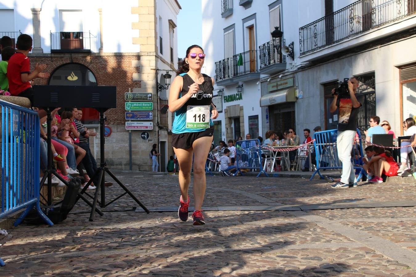La Plaza de España de Jerez de los Caballeros acogió, ayer, la XXI Carrera Popular y VIII Caminata por la Salud y Solidaridad, organizada por la Concejalía de Juventud y Deportes del Ayuntamiento de Jerez con el apoyo del Programa de Dinamización Deportiva de la Mancomunidad Sierra Suroeste. Esta edición congregó a más de 250 participantes entre todas las categorías y se recaudaron 84 kilos de alimentos y 75 euros destinados a Cruz Roja en Jerez. La citada prueba se consagra, año tras año, como una de las citas deportivas ineludibles y más esperadas por los jerezanos y jerezanas. 