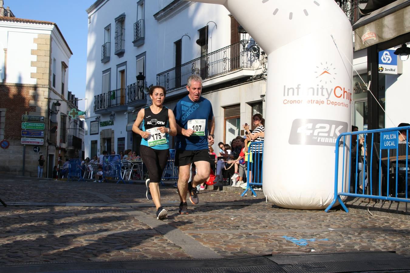 La Plaza de España de Jerez de los Caballeros acogió, ayer, la XXI Carrera Popular y VIII Caminata por la Salud y Solidaridad, organizada por la Concejalía de Juventud y Deportes del Ayuntamiento de Jerez con el apoyo del Programa de Dinamización Deportiva de la Mancomunidad Sierra Suroeste. Esta edición congregó a más de 250 participantes entre todas las categorías y se recaudaron 84 kilos de alimentos y 75 euros destinados a Cruz Roja en Jerez. La citada prueba se consagra, año tras año, como una de las citas deportivas ineludibles y más esperadas por los jerezanos y jerezanas. 