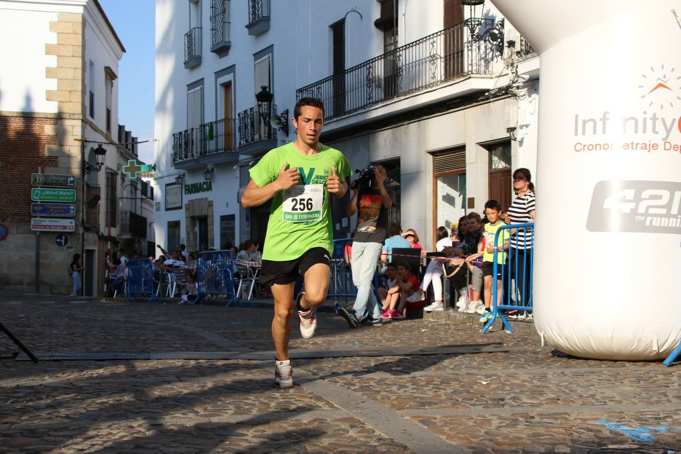 La Plaza de España de Jerez de los Caballeros acogió, ayer, la XXI Carrera Popular y VIII Caminata por la Salud y Solidaridad, organizada por la Concejalía de Juventud y Deportes del Ayuntamiento de Jerez con el apoyo del Programa de Dinamización Deportiva de la Mancomunidad Sierra Suroeste. Esta edición congregó a más de 250 participantes entre todas las categorías y se recaudaron 84 kilos de alimentos y 75 euros destinados a Cruz Roja en Jerez. La citada prueba se consagra, año tras año, como una de las citas deportivas ineludibles y más esperadas por los jerezanos y jerezanas. 