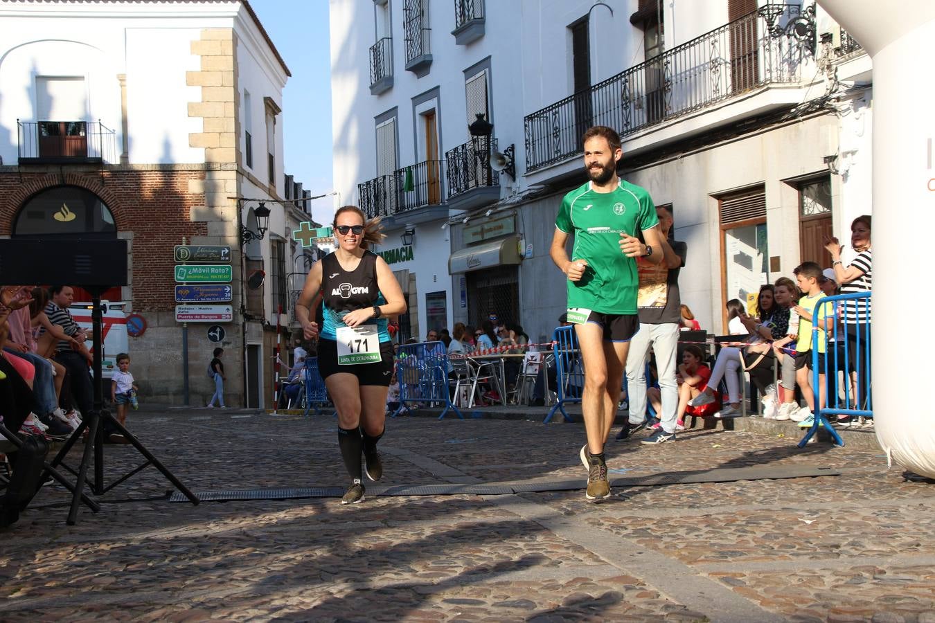 La Plaza de España de Jerez de los Caballeros acogió, ayer, la XXI Carrera Popular y VIII Caminata por la Salud y Solidaridad, organizada por la Concejalía de Juventud y Deportes del Ayuntamiento de Jerez con el apoyo del Programa de Dinamización Deportiva de la Mancomunidad Sierra Suroeste. Esta edición congregó a más de 250 participantes entre todas las categorías y se recaudaron 84 kilos de alimentos y 75 euros destinados a Cruz Roja en Jerez. La citada prueba se consagra, año tras año, como una de las citas deportivas ineludibles y más esperadas por los jerezanos y jerezanas. 