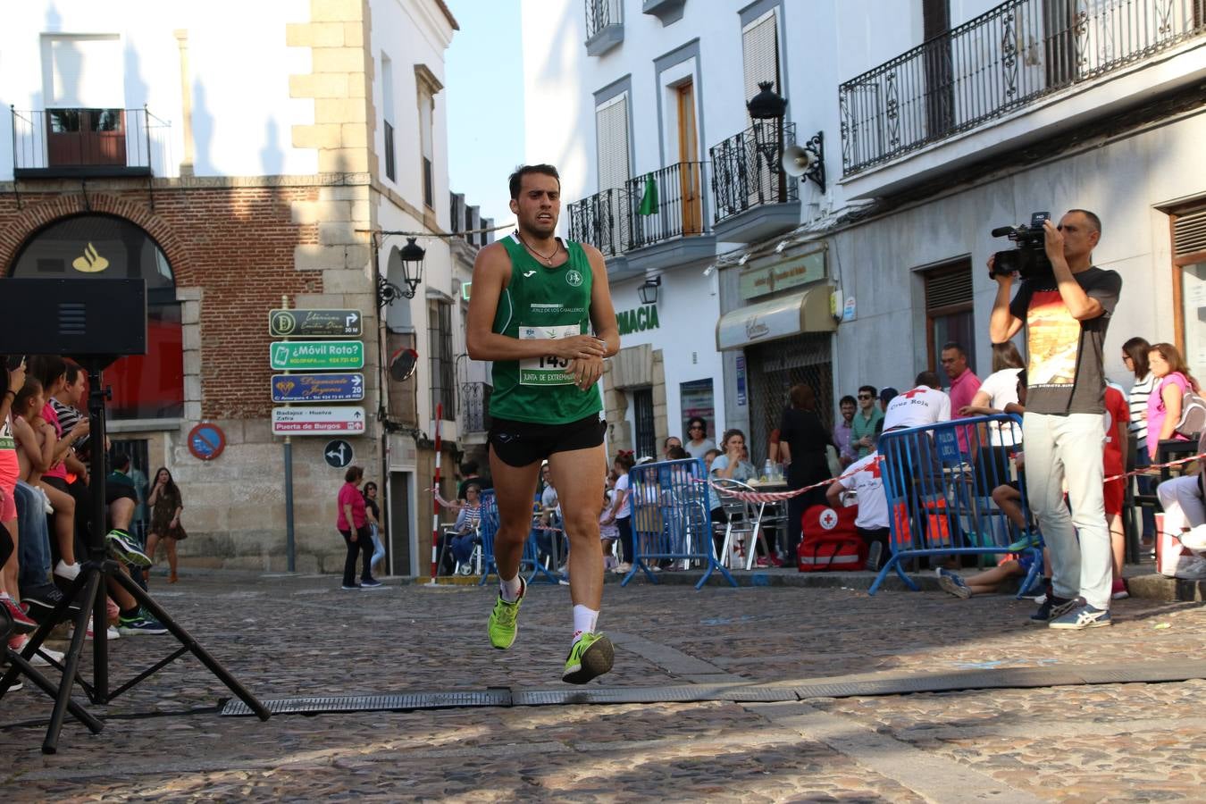 La Plaza de España de Jerez de los Caballeros acogió, ayer, la XXI Carrera Popular y VIII Caminata por la Salud y Solidaridad, organizada por la Concejalía de Juventud y Deportes del Ayuntamiento de Jerez con el apoyo del Programa de Dinamización Deportiva de la Mancomunidad Sierra Suroeste. Esta edición congregó a más de 250 participantes entre todas las categorías y se recaudaron 84 kilos de alimentos y 75 euros destinados a Cruz Roja en Jerez. La citada prueba se consagra, año tras año, como una de las citas deportivas ineludibles y más esperadas por los jerezanos y jerezanas. 