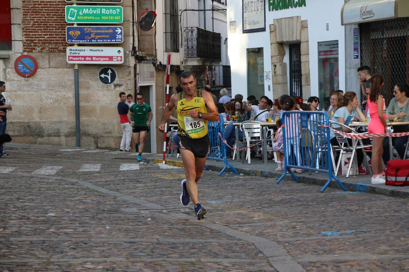 La Plaza de España de Jerez de los Caballeros acogió, ayer, la XXI Carrera Popular y VIII Caminata por la Salud y Solidaridad, organizada por la Concejalía de Juventud y Deportes del Ayuntamiento de Jerez con el apoyo del Programa de Dinamización Deportiva de la Mancomunidad Sierra Suroeste. Esta edición congregó a más de 250 participantes entre todas las categorías y se recaudaron 84 kilos de alimentos y 75 euros destinados a Cruz Roja en Jerez. La citada prueba se consagra, año tras año, como una de las citas deportivas ineludibles y más esperadas por los jerezanos y jerezanas. 