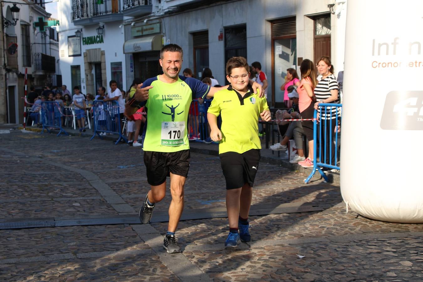 La Plaza de España de Jerez de los Caballeros acogió, ayer, la XXI Carrera Popular y VIII Caminata por la Salud y Solidaridad, organizada por la Concejalía de Juventud y Deportes del Ayuntamiento de Jerez con el apoyo del Programa de Dinamización Deportiva de la Mancomunidad Sierra Suroeste. Esta edición congregó a más de 250 participantes entre todas las categorías y se recaudaron 84 kilos de alimentos y 75 euros destinados a Cruz Roja en Jerez. La citada prueba se consagra, año tras año, como una de las citas deportivas ineludibles y más esperadas por los jerezanos y jerezanas. 