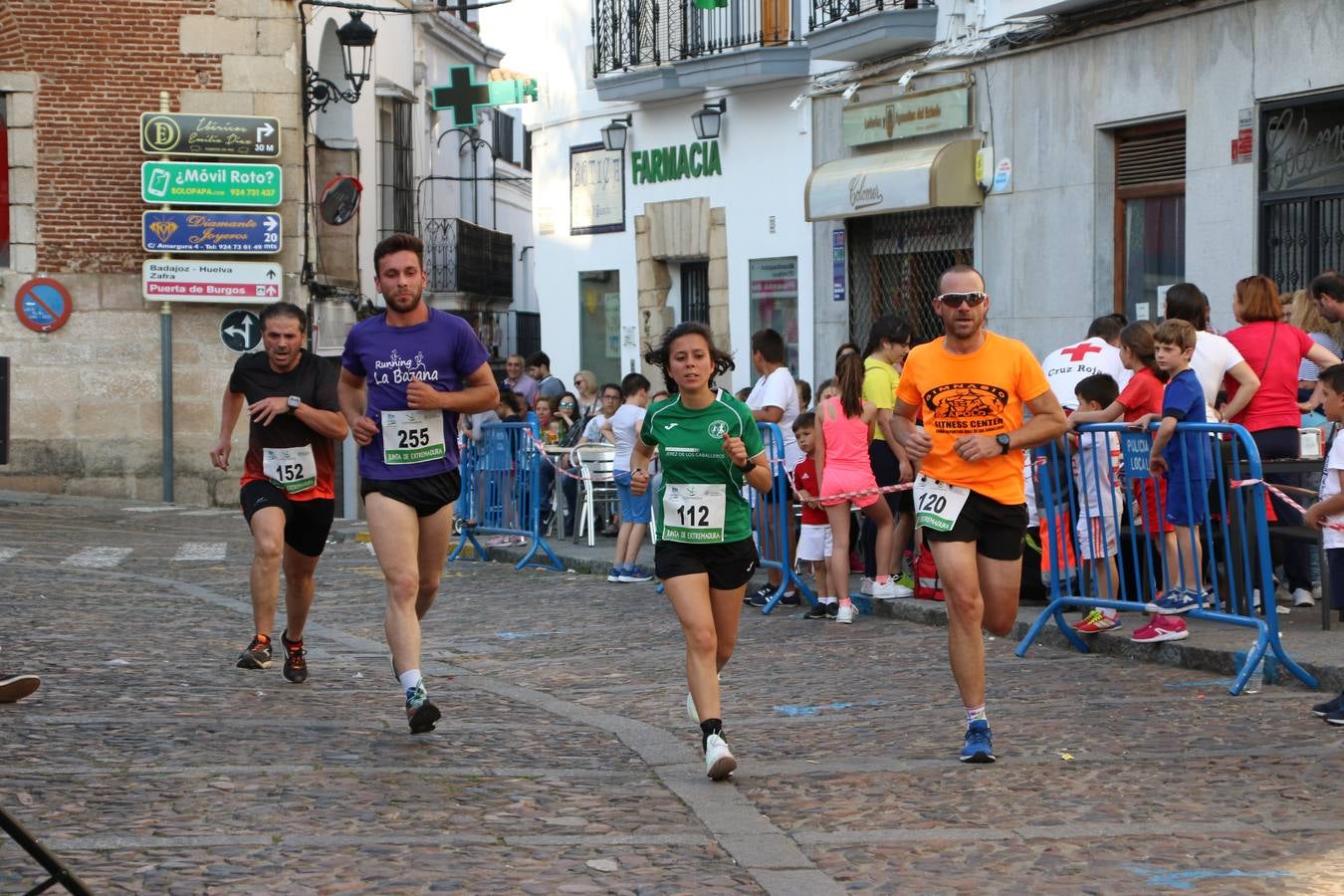 La Plaza de España de Jerez de los Caballeros acogió, ayer, la XXI Carrera Popular y VIII Caminata por la Salud y Solidaridad, organizada por la Concejalía de Juventud y Deportes del Ayuntamiento de Jerez con el apoyo del Programa de Dinamización Deportiva de la Mancomunidad Sierra Suroeste. Esta edición congregó a más de 250 participantes entre todas las categorías y se recaudaron 84 kilos de alimentos y 75 euros destinados a Cruz Roja en Jerez. La citada prueba se consagra, año tras año, como una de las citas deportivas ineludibles y más esperadas por los jerezanos y jerezanas. 