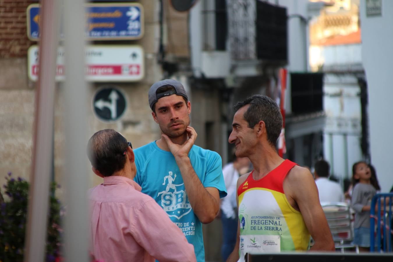 La Plaza de España de Jerez de los Caballeros acogió, ayer, la XXI Carrera Popular y VIII Caminata por la Salud y Solidaridad, organizada por la Concejalía de Juventud y Deportes del Ayuntamiento de Jerez con el apoyo del Programa de Dinamización Deportiva de la Mancomunidad Sierra Suroeste. Esta edición congregó a más de 250 participantes entre todas las categorías y se recaudaron 84 kilos de alimentos y 75 euros destinados a Cruz Roja en Jerez. La citada prueba se consagra, año tras año, como una de las citas deportivas ineludibles y más esperadas por los jerezanos y jerezanas. 