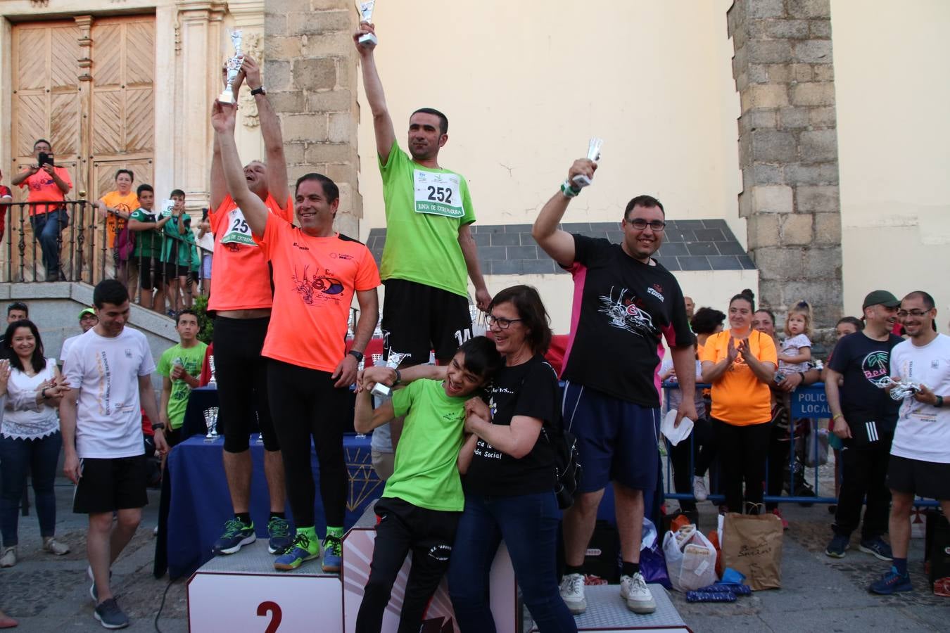 La Plaza de España de Jerez de los Caballeros acogió, ayer, la XXI Carrera Popular y VIII Caminata por la Salud y Solidaridad, organizada por la Concejalía de Juventud y Deportes del Ayuntamiento de Jerez con el apoyo del Programa de Dinamización Deportiva de la Mancomunidad Sierra Suroeste. Esta edición congregó a más de 250 participantes entre todas las categorías y se recaudaron 84 kilos de alimentos y 75 euros destinados a Cruz Roja en Jerez. La citada prueba se consagra, año tras año, como una de las citas deportivas ineludibles y más esperadas por los jerezanos y jerezanas. 