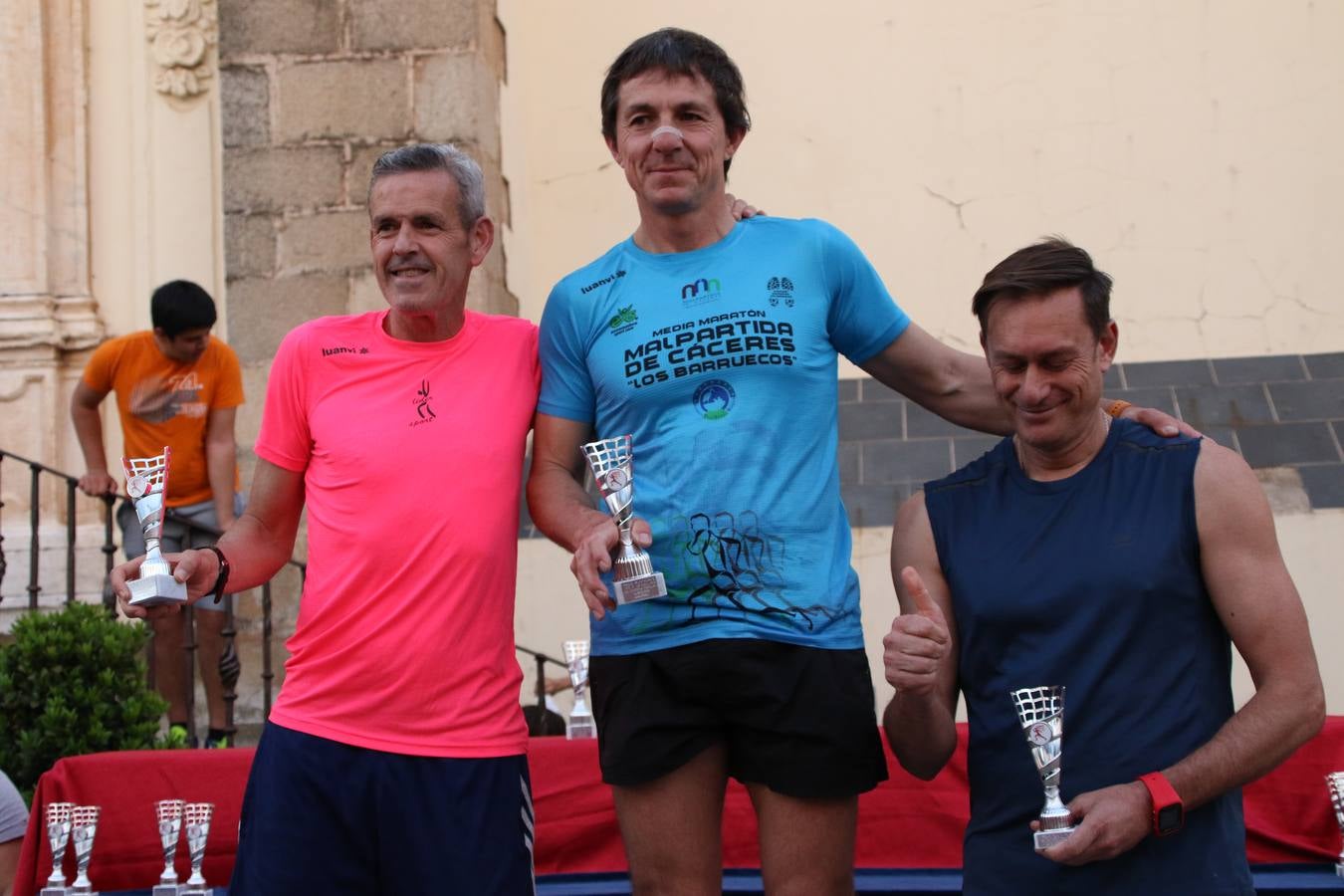 La Plaza de España de Jerez de los Caballeros acogió, ayer, la XXI Carrera Popular y VIII Caminata por la Salud y Solidaridad, organizada por la Concejalía de Juventud y Deportes del Ayuntamiento de Jerez con el apoyo del Programa de Dinamización Deportiva de la Mancomunidad Sierra Suroeste. Esta edición congregó a más de 250 participantes entre todas las categorías y se recaudaron 84 kilos de alimentos y 75 euros destinados a Cruz Roja en Jerez. La citada prueba se consagra, año tras año, como una de las citas deportivas ineludibles y más esperadas por los jerezanos y jerezanas. 