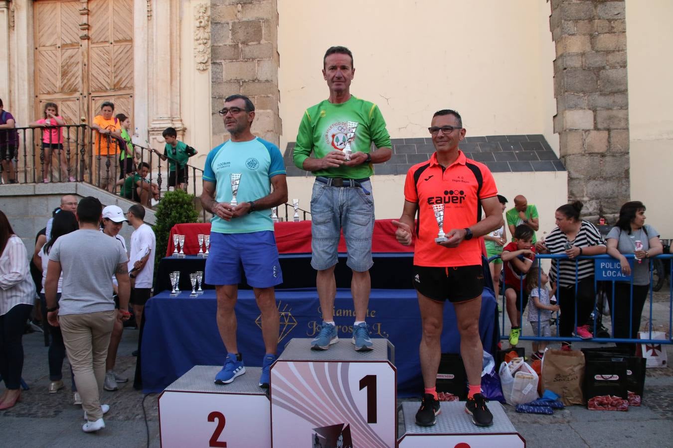 La Plaza de España de Jerez de los Caballeros acogió, ayer, la XXI Carrera Popular y VIII Caminata por la Salud y Solidaridad, organizada por la Concejalía de Juventud y Deportes del Ayuntamiento de Jerez con el apoyo del Programa de Dinamización Deportiva de la Mancomunidad Sierra Suroeste. Esta edición congregó a más de 250 participantes entre todas las categorías y se recaudaron 84 kilos de alimentos y 75 euros destinados a Cruz Roja en Jerez. La citada prueba se consagra, año tras año, como una de las citas deportivas ineludibles y más esperadas por los jerezanos y jerezanas. 