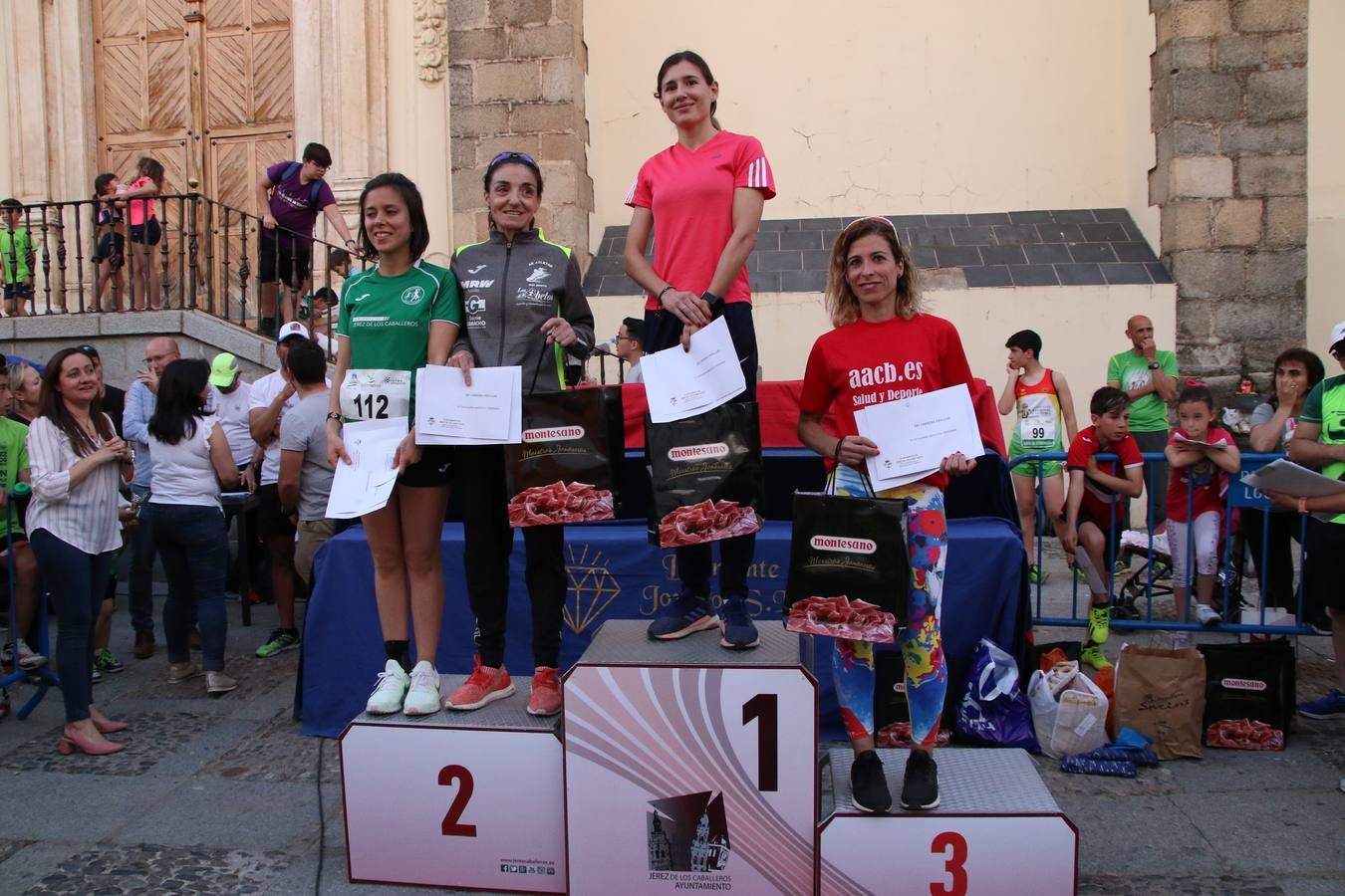 La Plaza de España de Jerez de los Caballeros acogió, ayer, la XXI Carrera Popular y VIII Caminata por la Salud y Solidaridad, organizada por la Concejalía de Juventud y Deportes del Ayuntamiento de Jerez con el apoyo del Programa de Dinamización Deportiva de la Mancomunidad Sierra Suroeste. Esta edición congregó a más de 250 participantes entre todas las categorías y se recaudaron 84 kilos de alimentos y 75 euros destinados a Cruz Roja en Jerez. La citada prueba se consagra, año tras año, como una de las citas deportivas ineludibles y más esperadas por los jerezanos y jerezanas. 