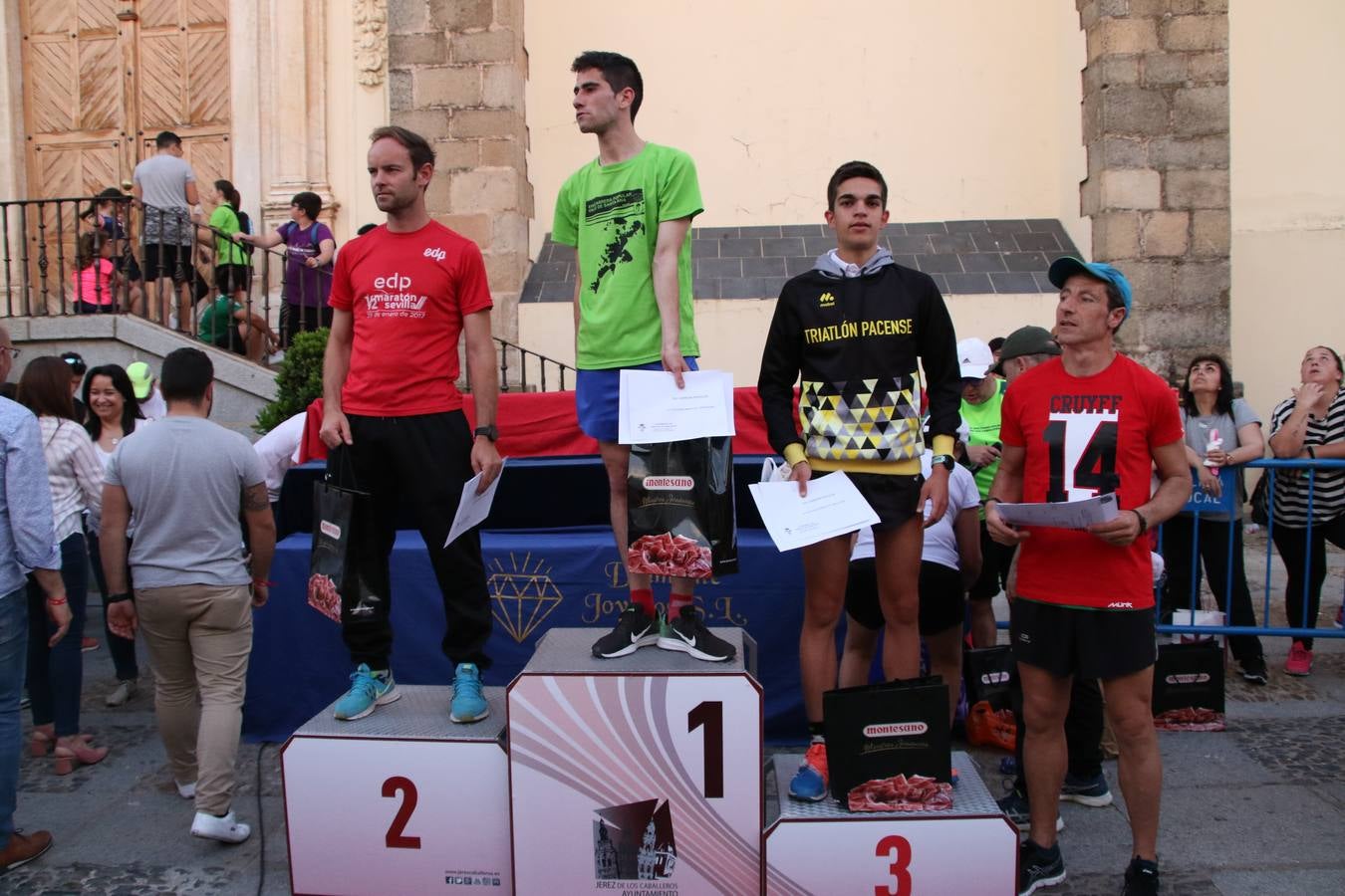 La Plaza de España de Jerez de los Caballeros acogió, ayer, la XXI Carrera Popular y VIII Caminata por la Salud y Solidaridad, organizada por la Concejalía de Juventud y Deportes del Ayuntamiento de Jerez con el apoyo del Programa de Dinamización Deportiva de la Mancomunidad Sierra Suroeste. Esta edición congregó a más de 250 participantes entre todas las categorías y se recaudaron 84 kilos de alimentos y 75 euros destinados a Cruz Roja en Jerez. La citada prueba se consagra, año tras año, como una de las citas deportivas ineludibles y más esperadas por los jerezanos y jerezanas. 