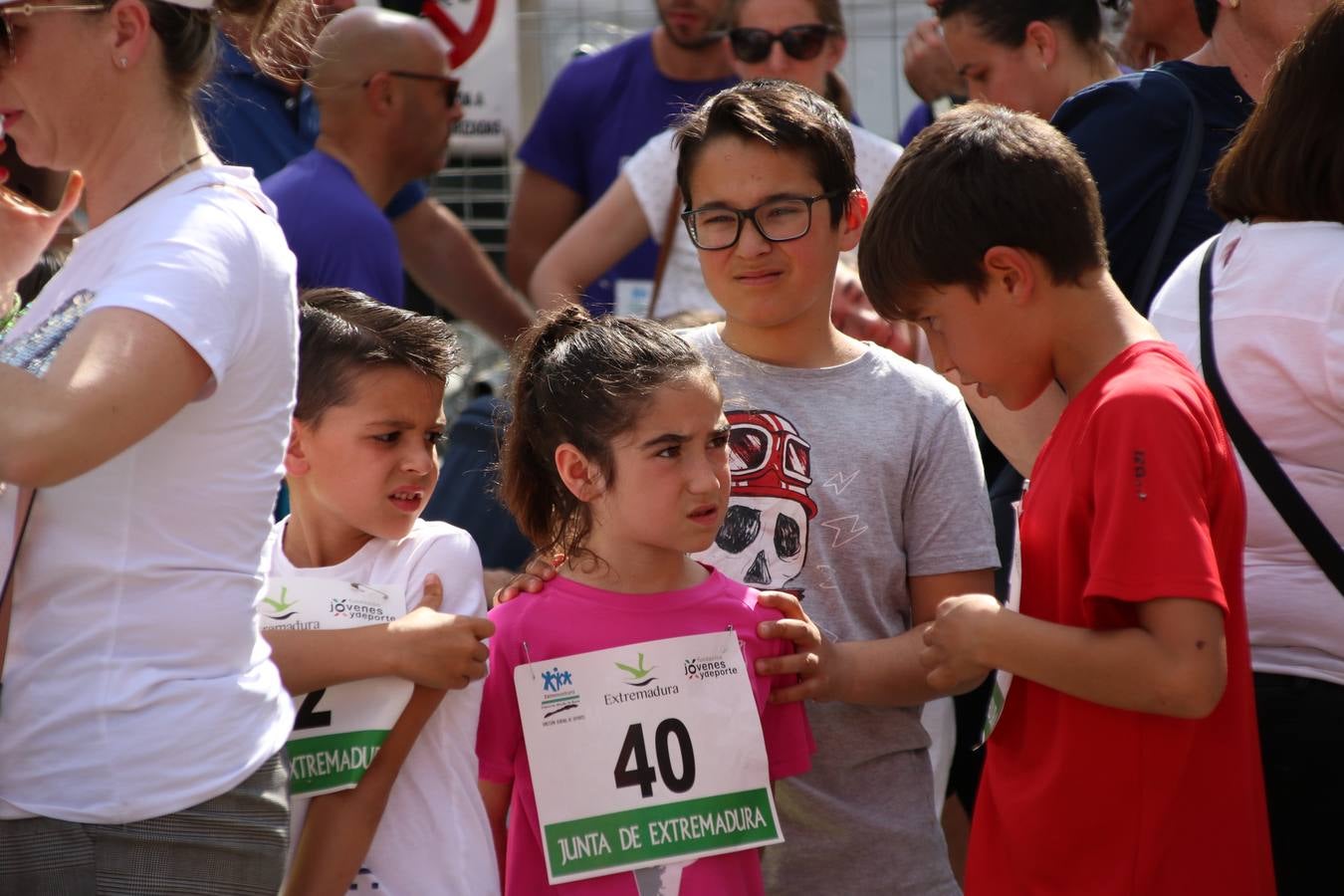 La Plaza de España de Jerez de los Caballeros acogió, ayer, la XXI Carrera Popular y VIII Caminata por la Salud y Solidaridad, organizada por la Concejalía de Juventud y Deportes del Ayuntamiento de Jerez con el apoyo del Programa de Dinamización Deportiva de la Mancomunidad Sierra Suroeste. Esta edición congregó a más de 250 participantes entre todas las categorías y se recaudaron 84 kilos de alimentos y 75 euros destinados a Cruz Roja en Jerez. La citada prueba se consagra, año tras año, como una de las citas deportivas ineludibles y más esperadas por los jerezanos y jerezanas. 