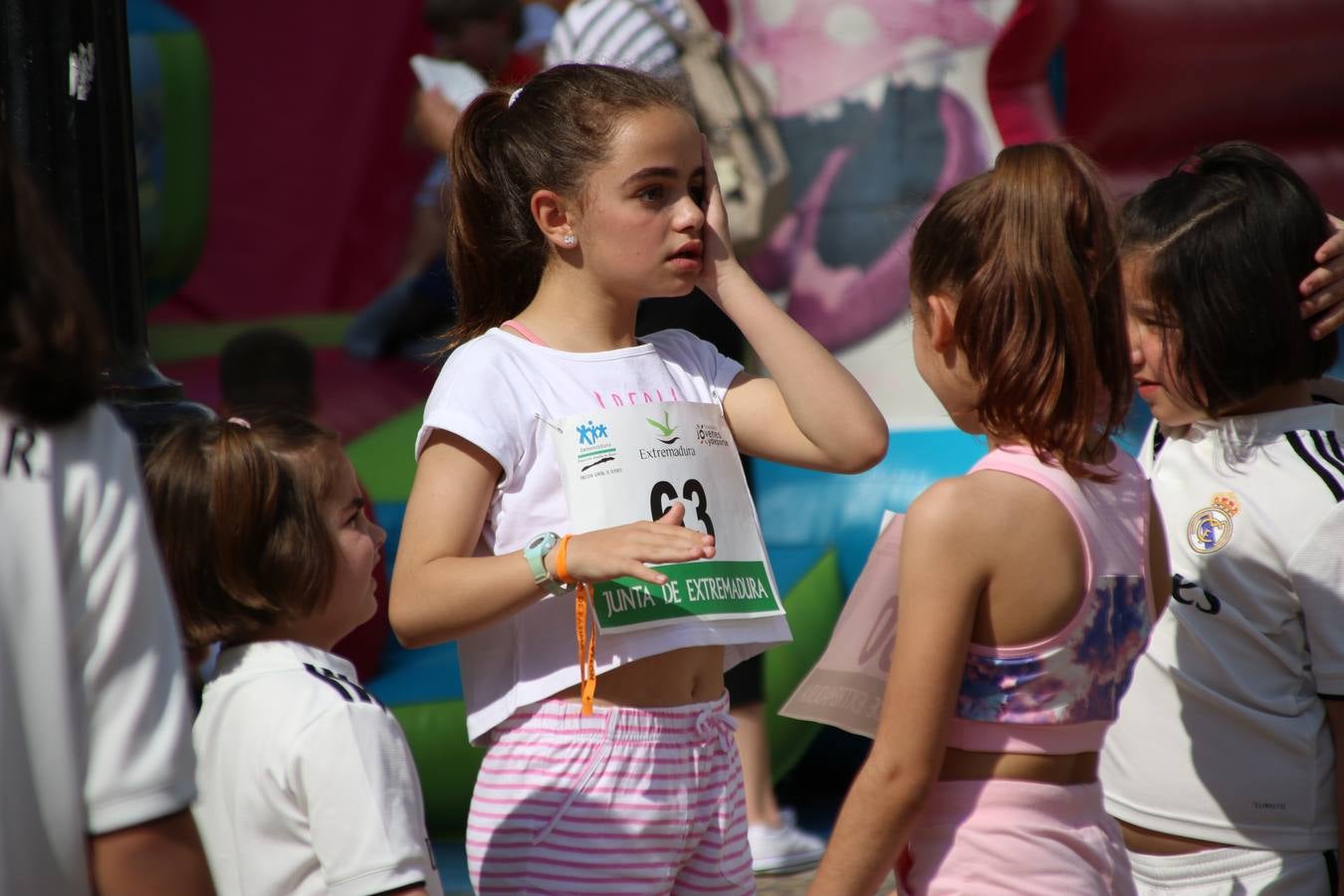 La Plaza de España de Jerez de los Caballeros acogió, ayer, la XXI Carrera Popular y VIII Caminata por la Salud y Solidaridad, organizada por la Concejalía de Juventud y Deportes del Ayuntamiento de Jerez con el apoyo del Programa de Dinamización Deportiva de la Mancomunidad Sierra Suroeste. Esta edición congregó a más de 250 participantes entre todas las categorías y se recaudaron 84 kilos de alimentos y 75 euros destinados a Cruz Roja en Jerez. La citada prueba se consagra, año tras año, como una de las citas deportivas ineludibles y más esperadas por los jerezanos y jerezanas. 