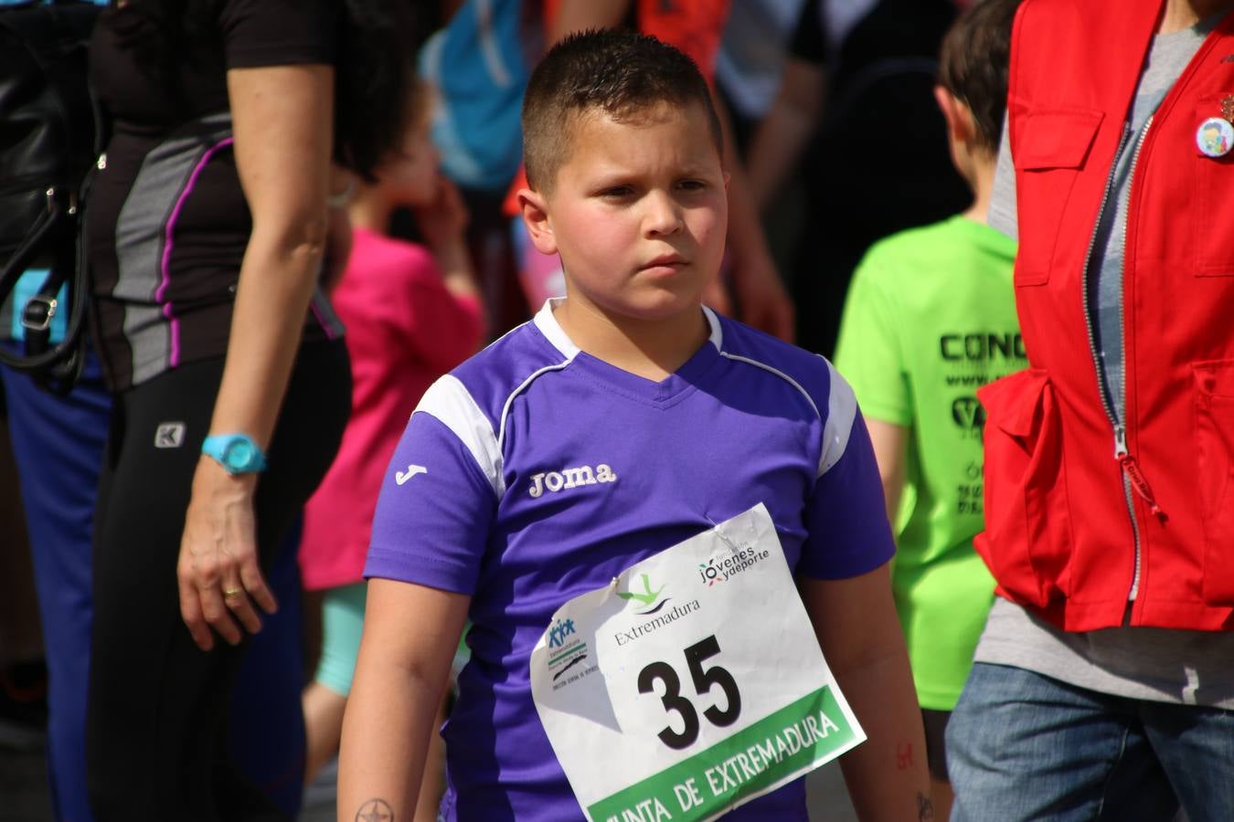 La Plaza de España de Jerez de los Caballeros acogió, ayer, la XXI Carrera Popular y VIII Caminata por la Salud y Solidaridad, organizada por la Concejalía de Juventud y Deportes del Ayuntamiento de Jerez con el apoyo del Programa de Dinamización Deportiva de la Mancomunidad Sierra Suroeste. Esta edición congregó a más de 250 participantes entre todas las categorías y se recaudaron 84 kilos de alimentos y 75 euros destinados a Cruz Roja en Jerez. La citada prueba se consagra, año tras año, como una de las citas deportivas ineludibles y más esperadas por los jerezanos y jerezanas. 