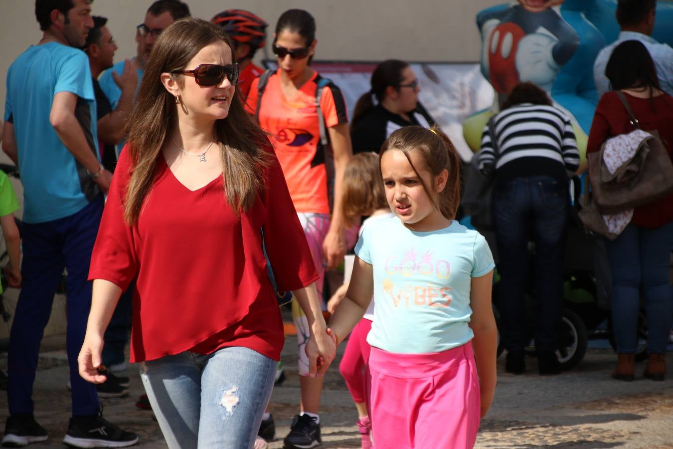 La Plaza de España de Jerez de los Caballeros acogió, ayer, la XXI Carrera Popular y VIII Caminata por la Salud y Solidaridad, organizada por la Concejalía de Juventud y Deportes del Ayuntamiento de Jerez con el apoyo del Programa de Dinamización Deportiva de la Mancomunidad Sierra Suroeste. Esta edición congregó a más de 250 participantes entre todas las categorías y se recaudaron 84 kilos de alimentos y 75 euros destinados a Cruz Roja en Jerez. La citada prueba se consagra, año tras año, como una de las citas deportivas ineludibles y más esperadas por los jerezanos y jerezanas. 
