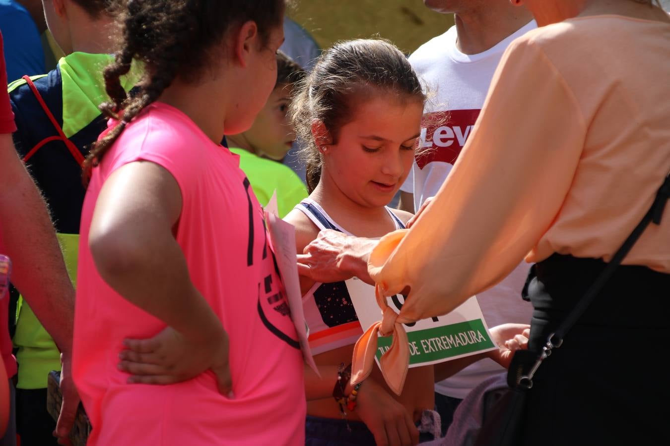 La Plaza de España de Jerez de los Caballeros acogió, ayer, la XXI Carrera Popular y VIII Caminata por la Salud y Solidaridad, organizada por la Concejalía de Juventud y Deportes del Ayuntamiento de Jerez con el apoyo del Programa de Dinamización Deportiva de la Mancomunidad Sierra Suroeste. Esta edición congregó a más de 250 participantes entre todas las categorías y se recaudaron 84 kilos de alimentos y 75 euros destinados a Cruz Roja en Jerez. La citada prueba se consagra, año tras año, como una de las citas deportivas ineludibles y más esperadas por los jerezanos y jerezanas. 