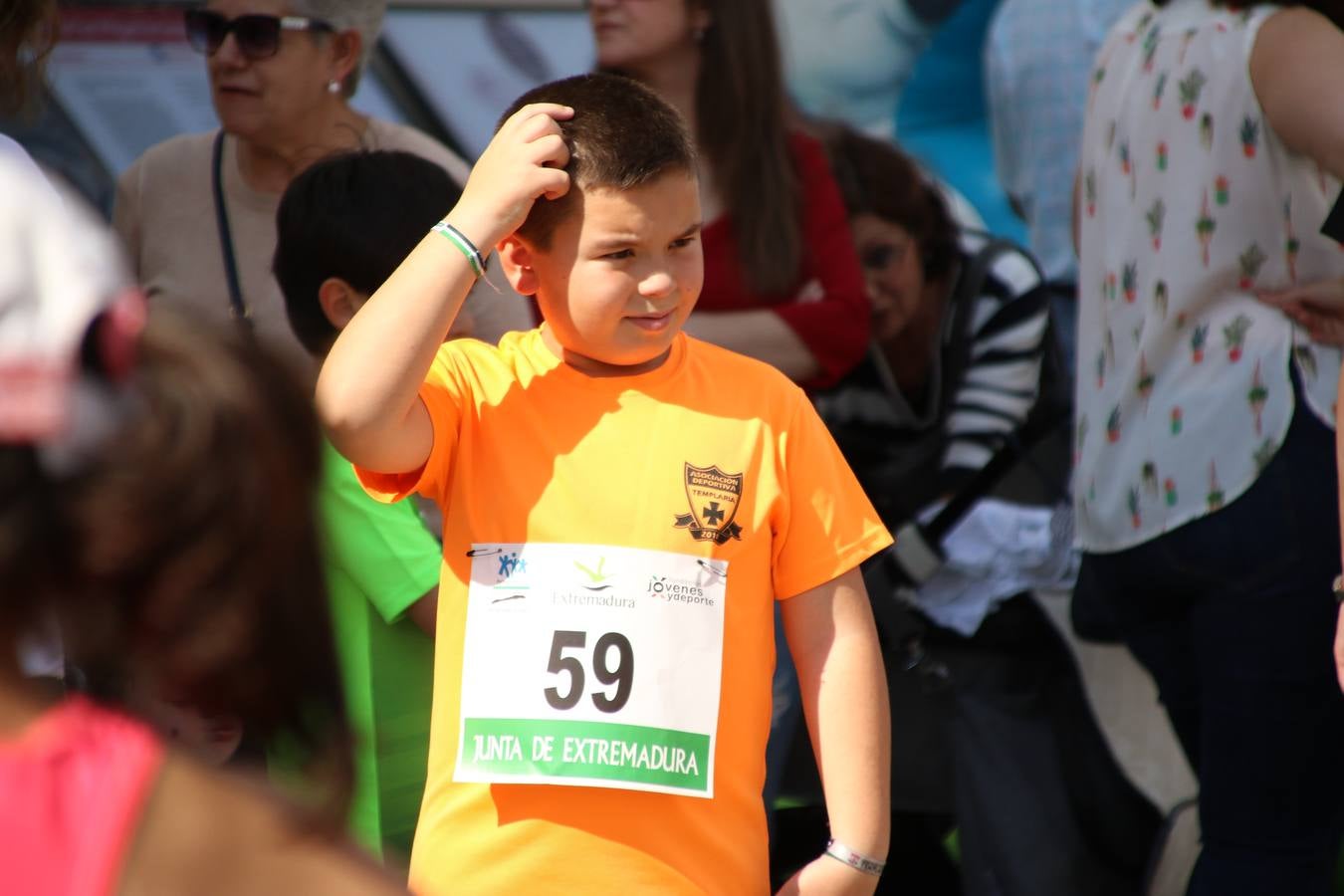 La Plaza de España de Jerez de los Caballeros acogió, ayer, la XXI Carrera Popular y VIII Caminata por la Salud y Solidaridad, organizada por la Concejalía de Juventud y Deportes del Ayuntamiento de Jerez con el apoyo del Programa de Dinamización Deportiva de la Mancomunidad Sierra Suroeste. Esta edición congregó a más de 250 participantes entre todas las categorías y se recaudaron 84 kilos de alimentos y 75 euros destinados a Cruz Roja en Jerez. La citada prueba se consagra, año tras año, como una de las citas deportivas ineludibles y más esperadas por los jerezanos y jerezanas. 