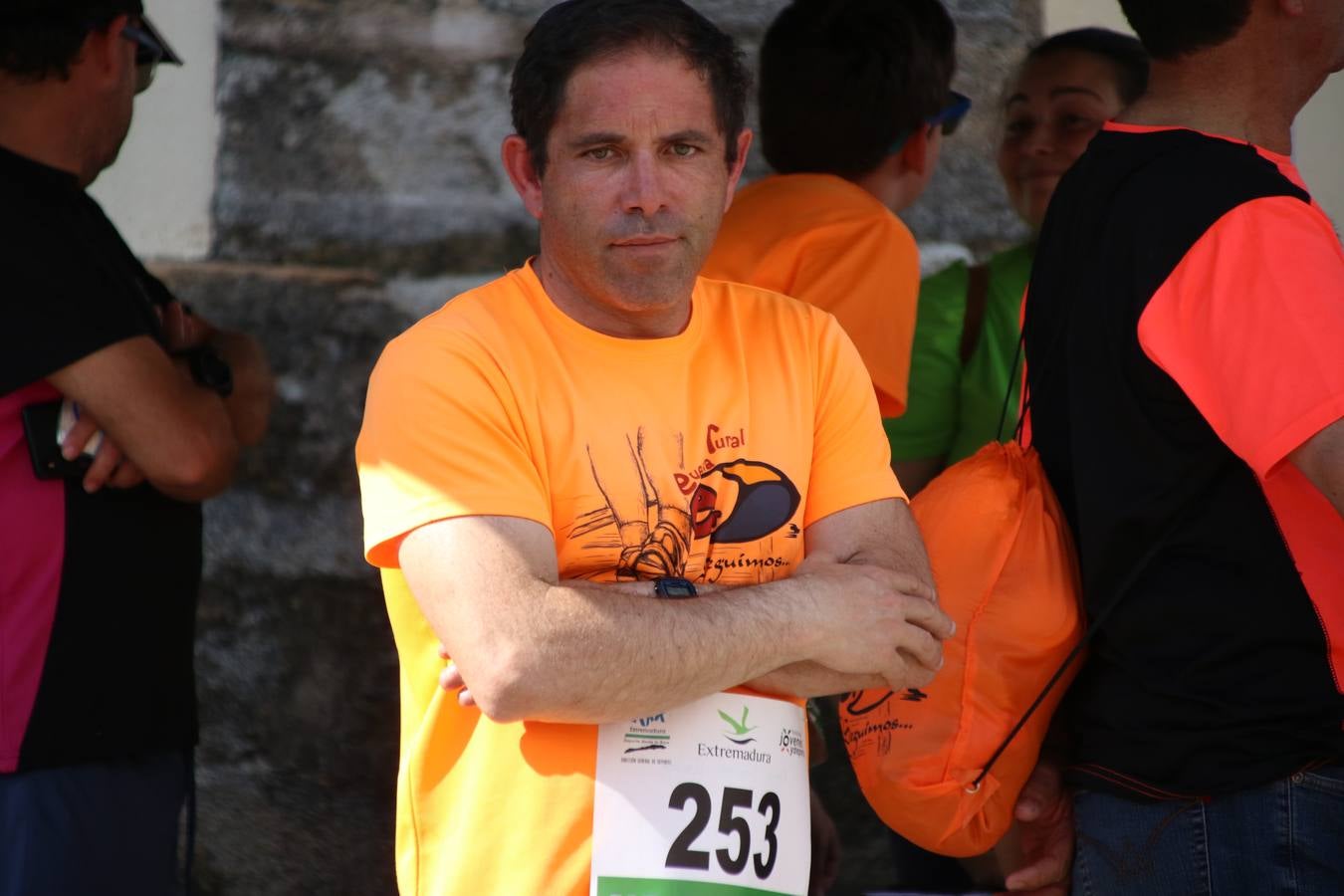 La Plaza de España de Jerez de los Caballeros acogió, ayer, la XXI Carrera Popular y VIII Caminata por la Salud y Solidaridad, organizada por la Concejalía de Juventud y Deportes del Ayuntamiento de Jerez con el apoyo del Programa de Dinamización Deportiva de la Mancomunidad Sierra Suroeste. Esta edición congregó a más de 250 participantes entre todas las categorías y se recaudaron 84 kilos de alimentos y 75 euros destinados a Cruz Roja en Jerez. La citada prueba se consagra, año tras año, como una de las citas deportivas ineludibles y más esperadas por los jerezanos y jerezanas. 