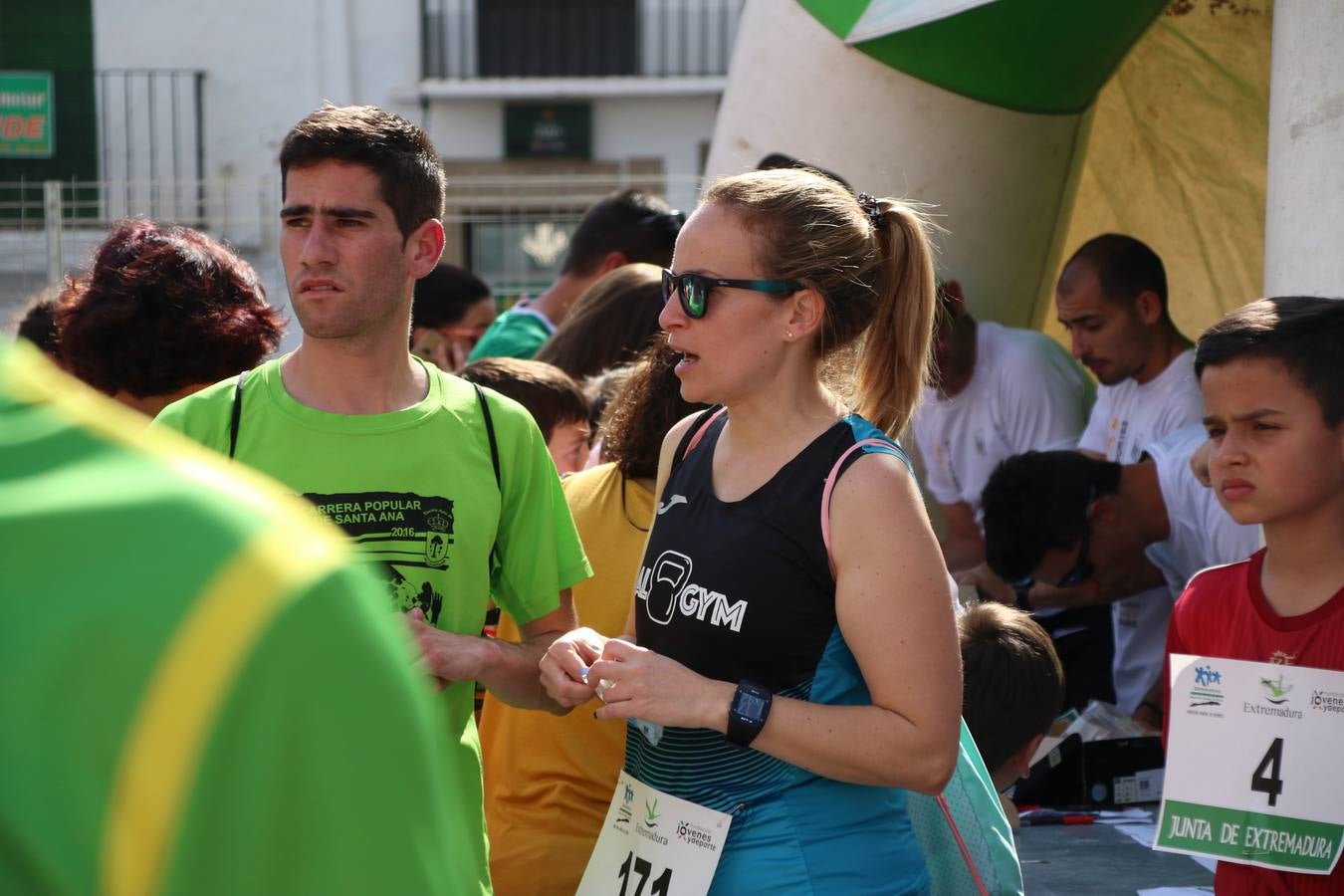 La Plaza de España de Jerez de los Caballeros acogió, ayer, la XXI Carrera Popular y VIII Caminata por la Salud y Solidaridad, organizada por la Concejalía de Juventud y Deportes del Ayuntamiento de Jerez con el apoyo del Programa de Dinamización Deportiva de la Mancomunidad Sierra Suroeste. Esta edición congregó a más de 250 participantes entre todas las categorías y se recaudaron 84 kilos de alimentos y 75 euros destinados a Cruz Roja en Jerez. La citada prueba se consagra, año tras año, como una de las citas deportivas ineludibles y más esperadas por los jerezanos y jerezanas. 