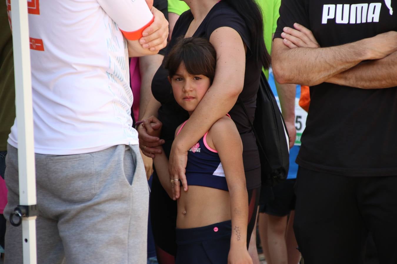 La Plaza de España de Jerez de los Caballeros acogió, ayer, la XXI Carrera Popular y VIII Caminata por la Salud y Solidaridad, organizada por la Concejalía de Juventud y Deportes del Ayuntamiento de Jerez con el apoyo del Programa de Dinamización Deportiva de la Mancomunidad Sierra Suroeste. Esta edición congregó a más de 250 participantes entre todas las categorías y se recaudaron 84 kilos de alimentos y 75 euros destinados a Cruz Roja en Jerez. La citada prueba se consagra, año tras año, como una de las citas deportivas ineludibles y más esperadas por los jerezanos y jerezanas. 