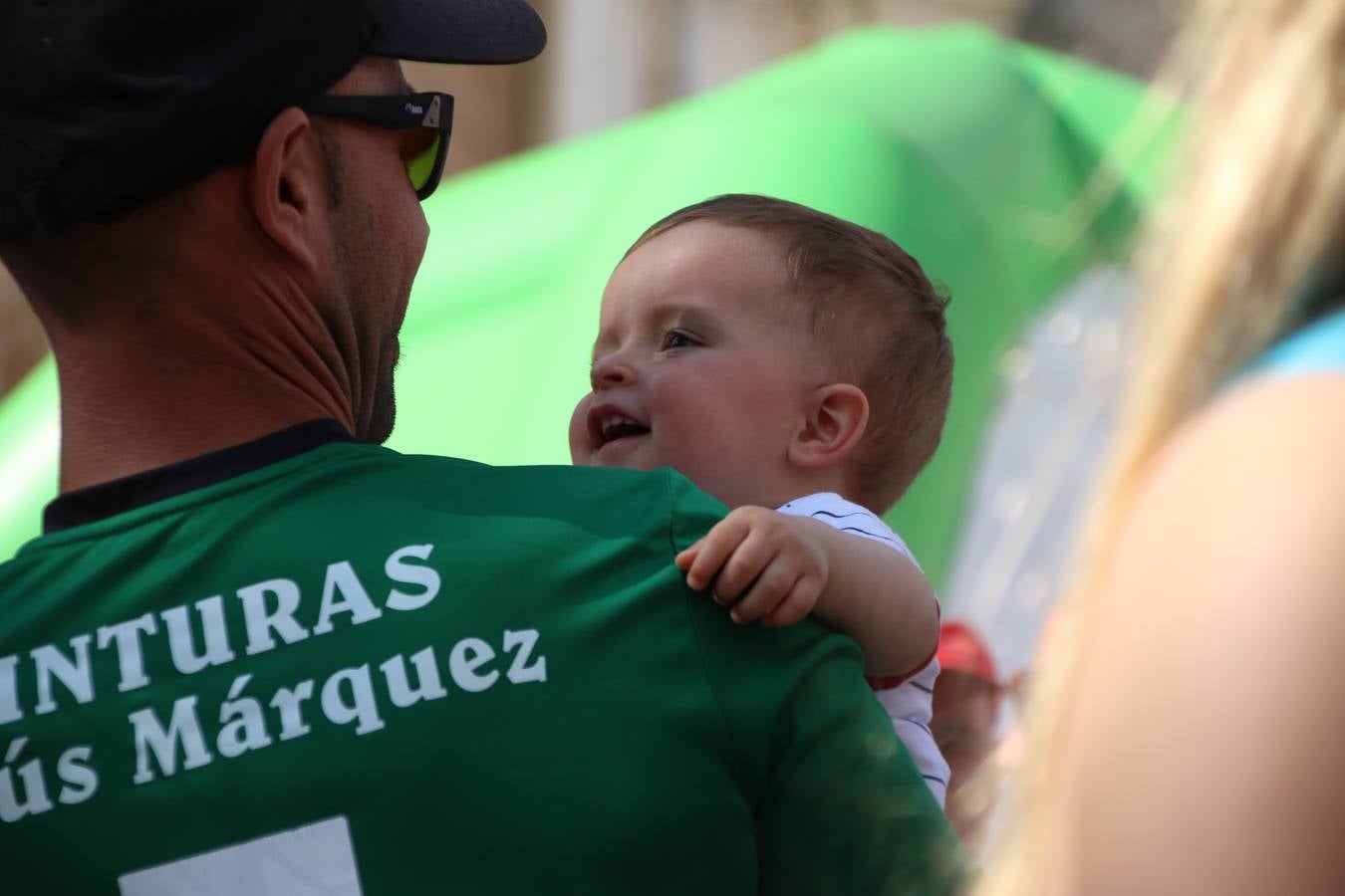 La Plaza de España de Jerez de los Caballeros acogió, ayer, la XXI Carrera Popular y VIII Caminata por la Salud y Solidaridad, organizada por la Concejalía de Juventud y Deportes del Ayuntamiento de Jerez con el apoyo del Programa de Dinamización Deportiva de la Mancomunidad Sierra Suroeste. Esta edición congregó a más de 250 participantes entre todas las categorías y se recaudaron 84 kilos de alimentos y 75 euros destinados a Cruz Roja en Jerez. La citada prueba se consagra, año tras año, como una de las citas deportivas ineludibles y más esperadas por los jerezanos y jerezanas. 