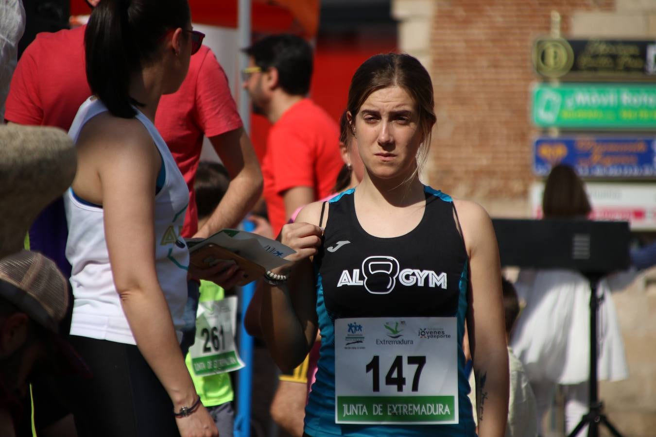 La Plaza de España de Jerez de los Caballeros acogió, ayer, la XXI Carrera Popular y VIII Caminata por la Salud y Solidaridad, organizada por la Concejalía de Juventud y Deportes del Ayuntamiento de Jerez con el apoyo del Programa de Dinamización Deportiva de la Mancomunidad Sierra Suroeste. Esta edición congregó a más de 250 participantes entre todas las categorías y se recaudaron 84 kilos de alimentos y 75 euros destinados a Cruz Roja en Jerez. La citada prueba se consagra, año tras año, como una de las citas deportivas ineludibles y más esperadas por los jerezanos y jerezanas. 