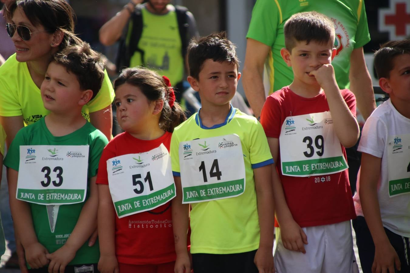 La Plaza de España de Jerez de los Caballeros acogió, ayer, la XXI Carrera Popular y VIII Caminata por la Salud y Solidaridad, organizada por la Concejalía de Juventud y Deportes del Ayuntamiento de Jerez con el apoyo del Programa de Dinamización Deportiva de la Mancomunidad Sierra Suroeste. Esta edición congregó a más de 250 participantes entre todas las categorías y se recaudaron 84 kilos de alimentos y 75 euros destinados a Cruz Roja en Jerez. La citada prueba se consagra, año tras año, como una de las citas deportivas ineludibles y más esperadas por los jerezanos y jerezanas. 