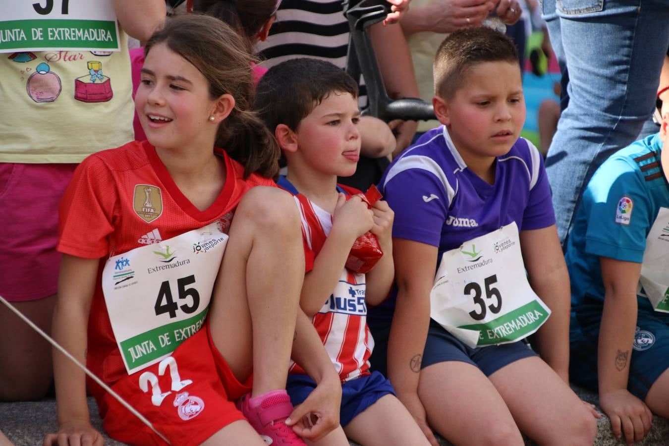 La Plaza de España de Jerez de los Caballeros acogió, ayer, la XXI Carrera Popular y VIII Caminata por la Salud y Solidaridad, organizada por la Concejalía de Juventud y Deportes del Ayuntamiento de Jerez con el apoyo del Programa de Dinamización Deportiva de la Mancomunidad Sierra Suroeste. Esta edición congregó a más de 250 participantes entre todas las categorías y se recaudaron 84 kilos de alimentos y 75 euros destinados a Cruz Roja en Jerez. La citada prueba se consagra, año tras año, como una de las citas deportivas ineludibles y más esperadas por los jerezanos y jerezanas. 
