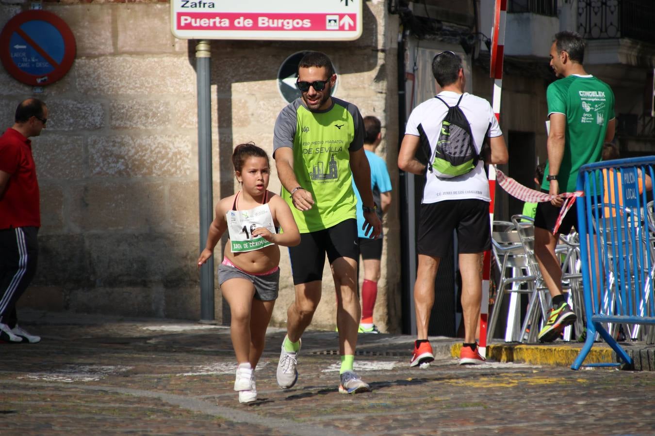 La Plaza de España de Jerez de los Caballeros acogió, ayer, la XXI Carrera Popular y VIII Caminata por la Salud y Solidaridad, organizada por la Concejalía de Juventud y Deportes del Ayuntamiento de Jerez con el apoyo del Programa de Dinamización Deportiva de la Mancomunidad Sierra Suroeste. Esta edición congregó a más de 250 participantes entre todas las categorías y se recaudaron 84 kilos de alimentos y 75 euros destinados a Cruz Roja en Jerez. La citada prueba se consagra, año tras año, como una de las citas deportivas ineludibles y más esperadas por los jerezanos y jerezanas. 
