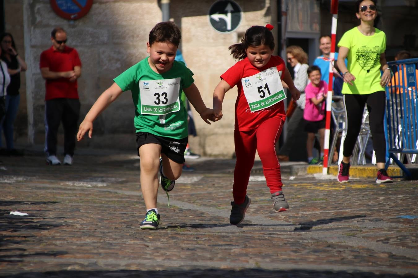 La Plaza de España de Jerez de los Caballeros acogió, ayer, la XXI Carrera Popular y VIII Caminata por la Salud y Solidaridad, organizada por la Concejalía de Juventud y Deportes del Ayuntamiento de Jerez con el apoyo del Programa de Dinamización Deportiva de la Mancomunidad Sierra Suroeste. Esta edición congregó a más de 250 participantes entre todas las categorías y se recaudaron 84 kilos de alimentos y 75 euros destinados a Cruz Roja en Jerez. La citada prueba se consagra, año tras año, como una de las citas deportivas ineludibles y más esperadas por los jerezanos y jerezanas. 
